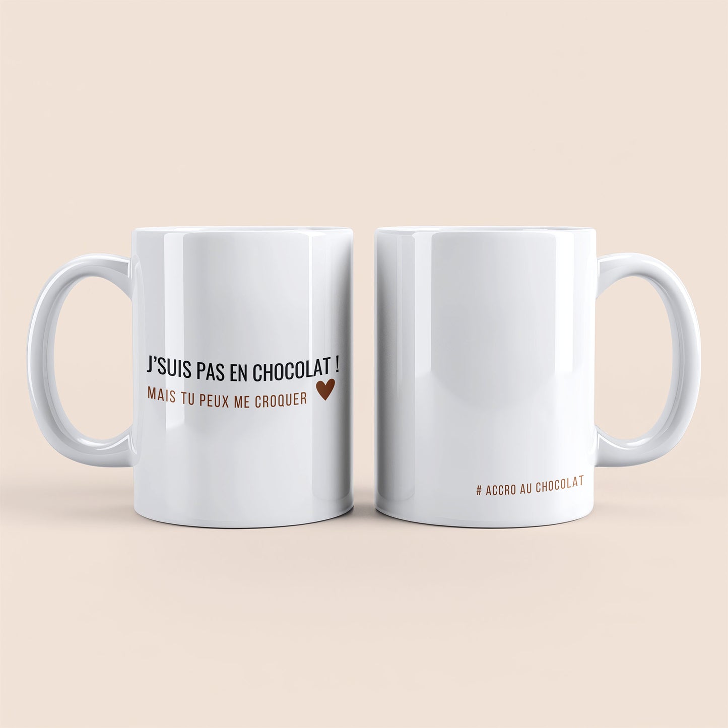 Mug blanc. Texte "# accro au chocolat" à droite. Texte "J'suis pas en chocolat ! Mais tu peux me croquer" et un cœur marron à gauche.
