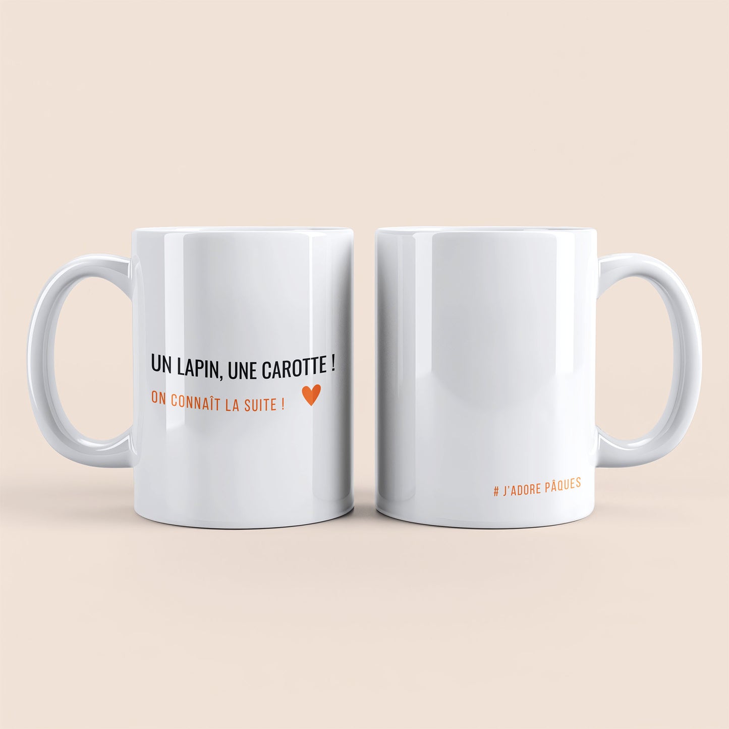 Mug blanc. Texte "# j'adore pâques" à droite. Texte "Un lapin, une carotte ! On connait la suite !" et un cœur orange à gauche.
