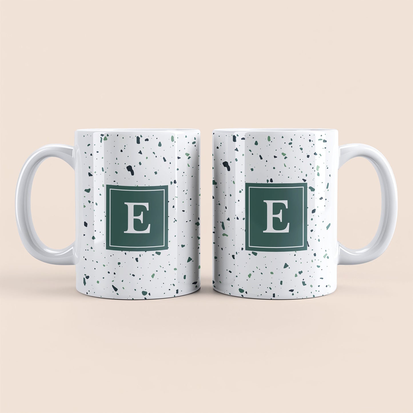 Mug blanc lettre personnalisé. Moucheté et avec un carré vert au centre.