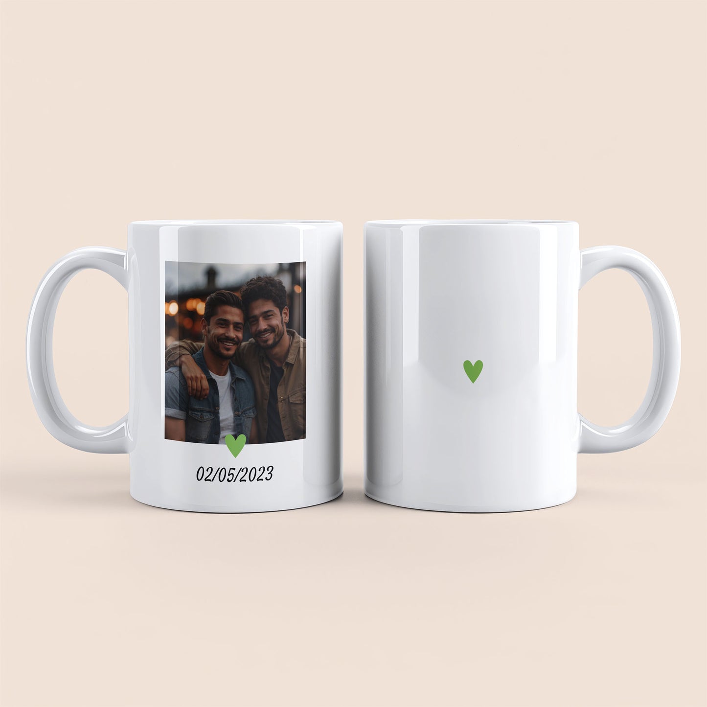 Mug blanc. Photo et texte personnalisable plus cœur vert à gauche. Cœur vert au centre à droite.