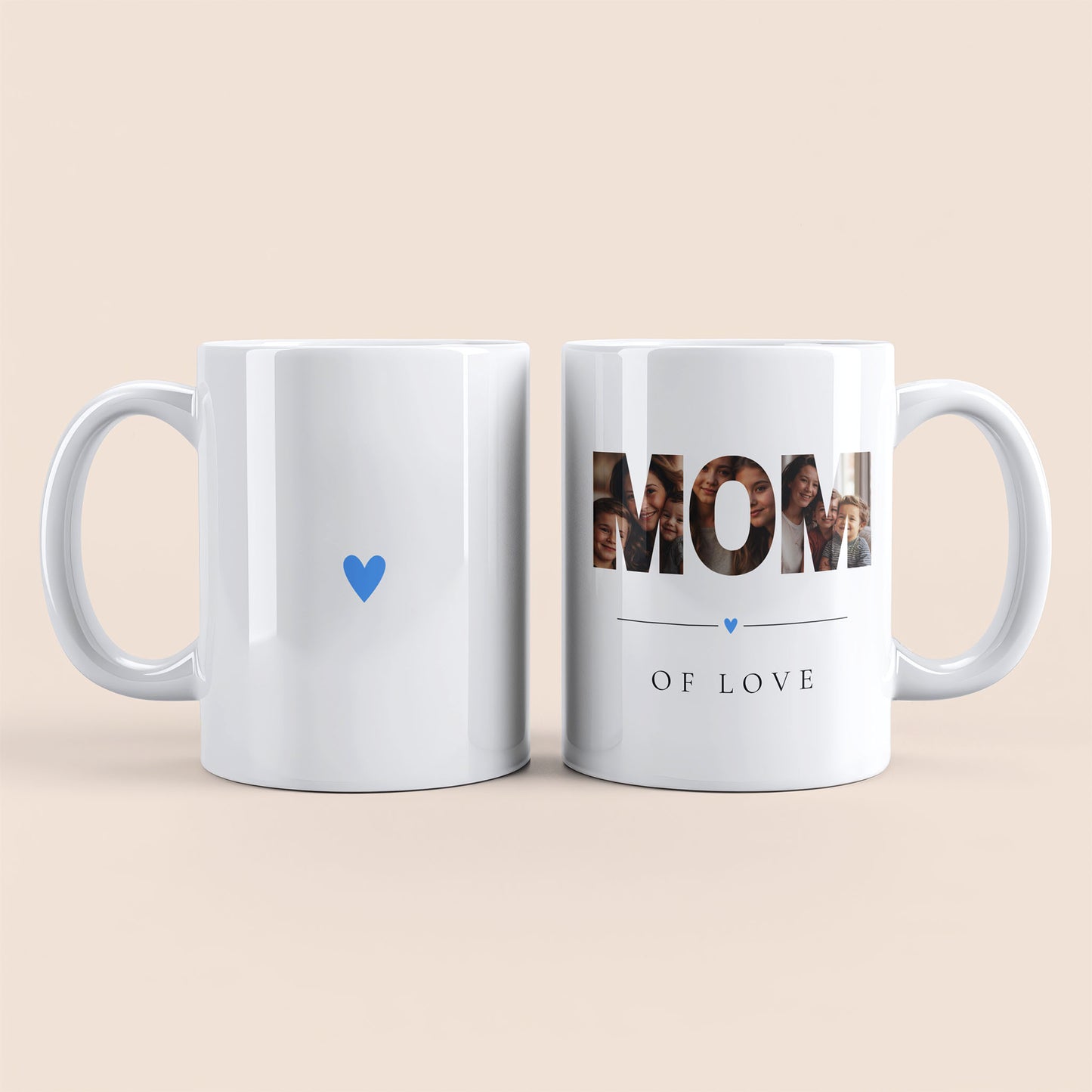 Mug blanc. Lettres "MOM" contenant des photos personnalisées et texte "of love" à droite. Cœur bleu au centre à gauche.