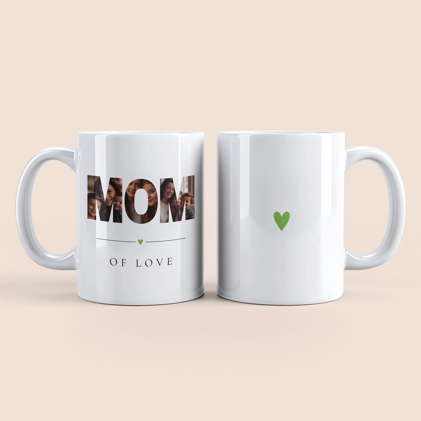 Mug blanc. Lettres "MOM" contenant des photos personnalisées et texte "of love" à gauche. Cœur vert au centre à droite.