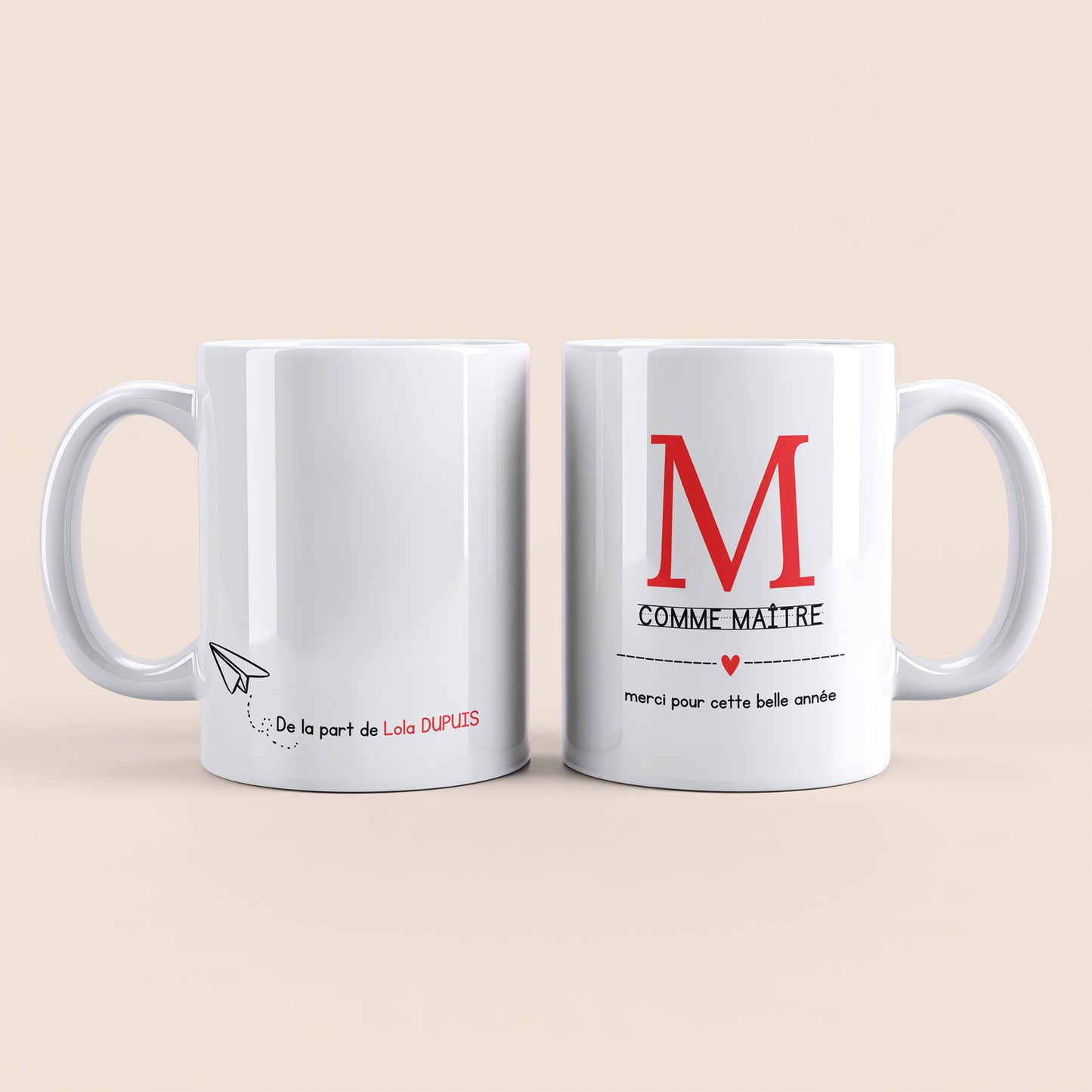 Mug blanc. Lettre M (maître) et un cœur rouge plus texte à droite. Texte personnalisé avec nom à gauche.
