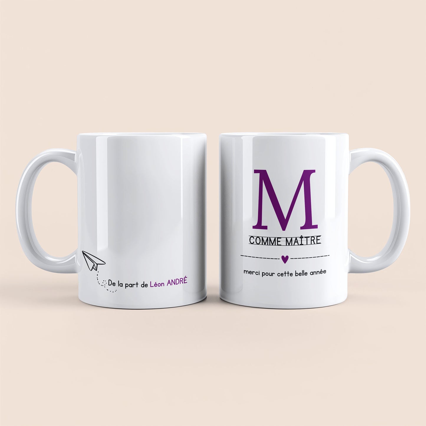 Mug blanc. Lettre M (maître) et un cœur violet plus texte à droite. Texte personnalisé avec nom à gauche.