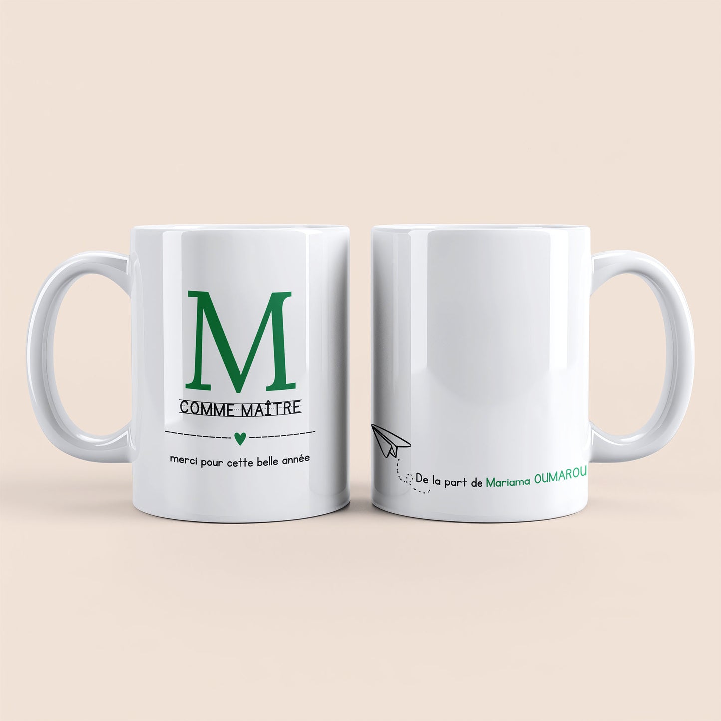 Mug blanc. Lettre M (maître) et un cœur vert plus texte à gauche. Texte personnalisé avec nom à droite.