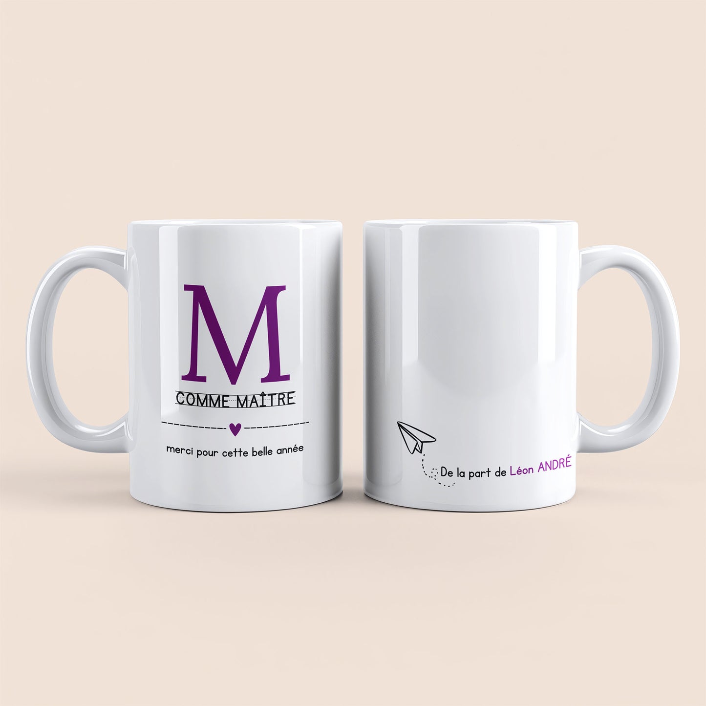 Mug blanc. Lettre M (maître) et un cœur violet plus texte à gauche. Texte personnalisé avec nom à droite.