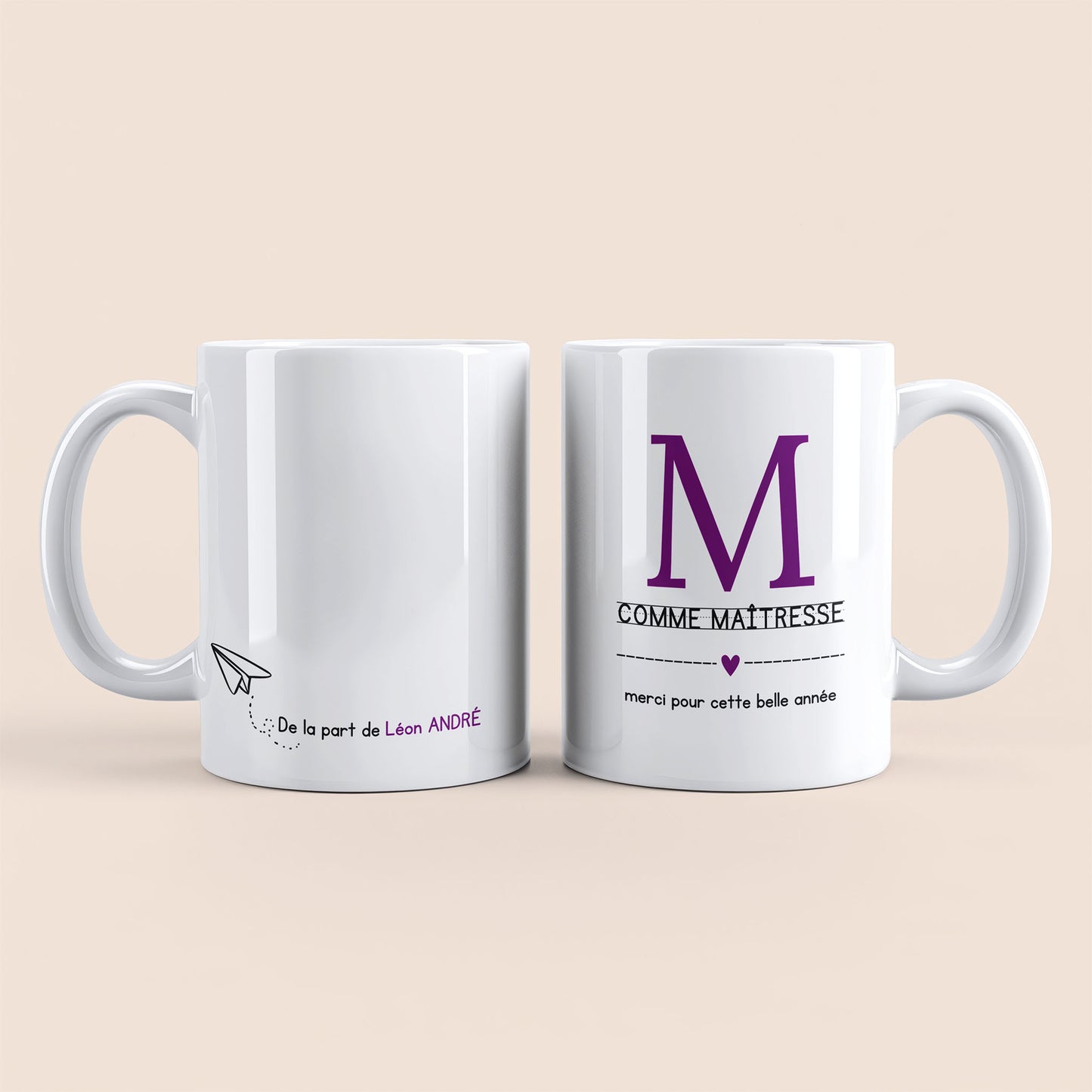 Mug blanc. Lettre M (maîtresse) et un cœur violet plus texte à droite. Texte personnalisé avec nom à gauche.
