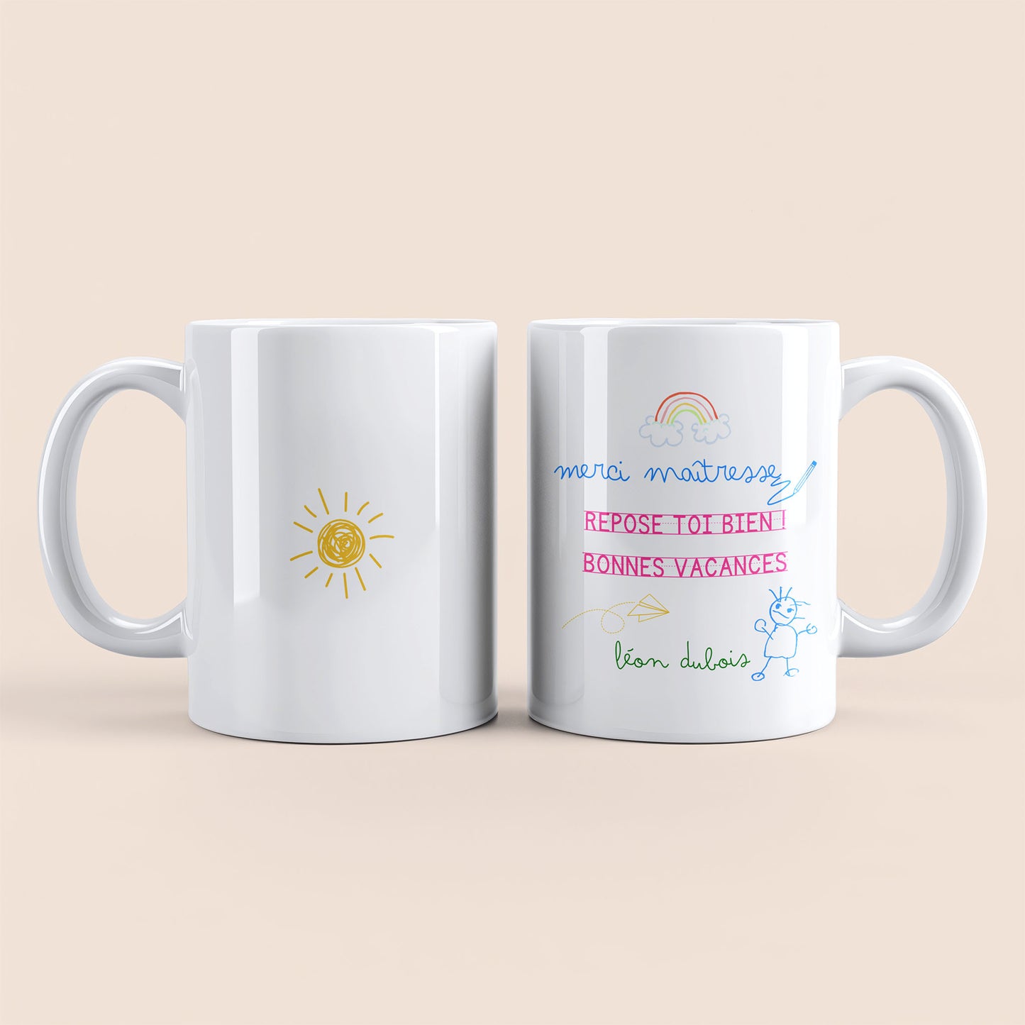 Mug blanc. Dessin soleil jaune au centre à gauche. Texte "Merci maîtresse", "Repose toi bien, bonne vacances", "Léon Dubois" personnalisable plus dessin arc-en-ciel, avion en papier et petit garçon à droite.