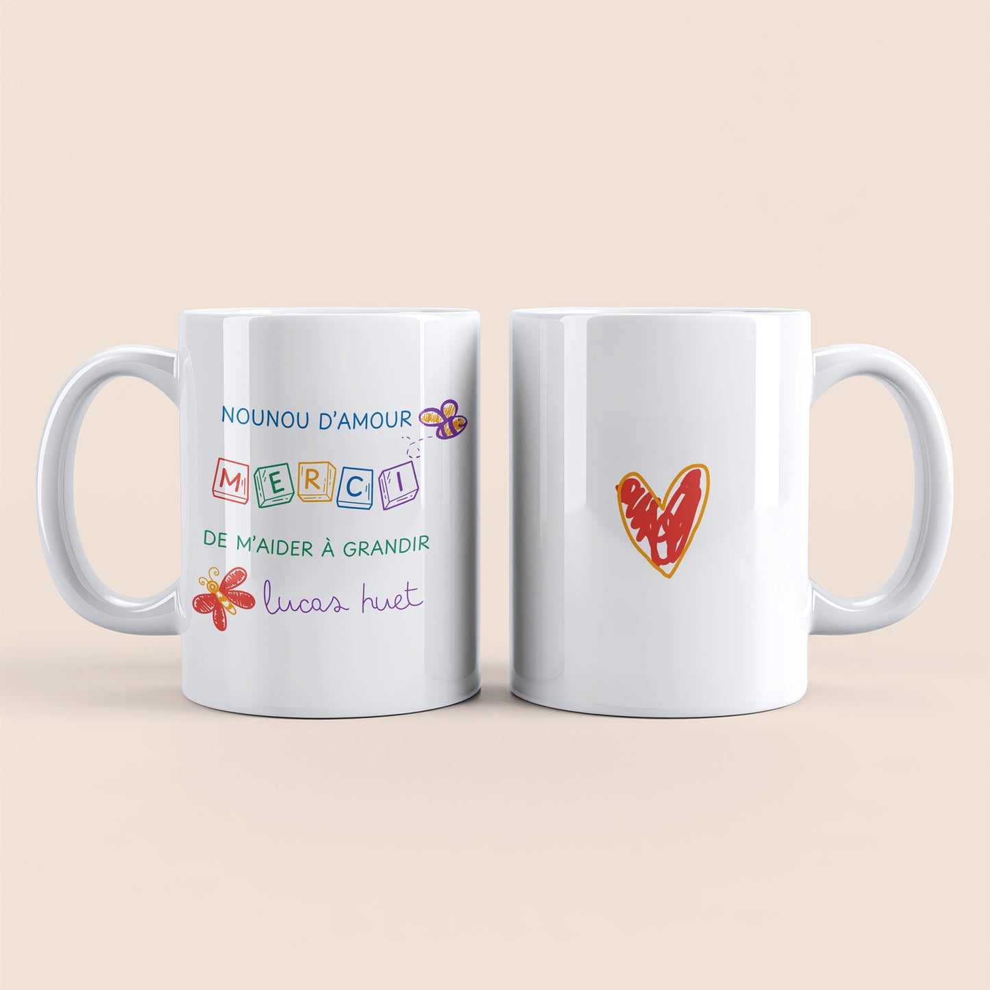 Mug blanc. Dessin cœur rouge et orange au centre à droite. Texte "Nounou d'amour", "Merci de m'aider à grandir", " Lucas Huet" personnalisable et dessin abeille et papillon à gauche.
