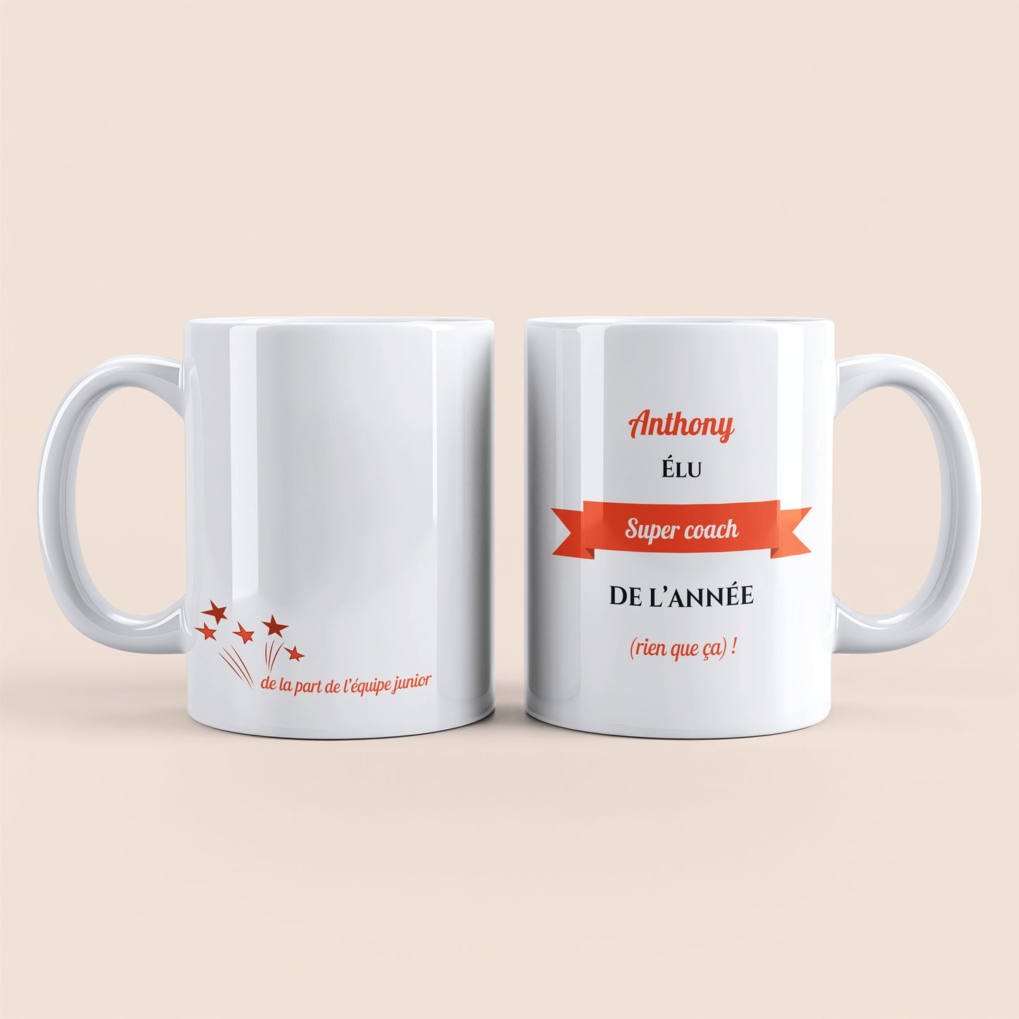 Mug blanc. Texte et banderole personnalisés avec nom orange à droite. Etoiles plus texte personnalisé avec nom à gauche.