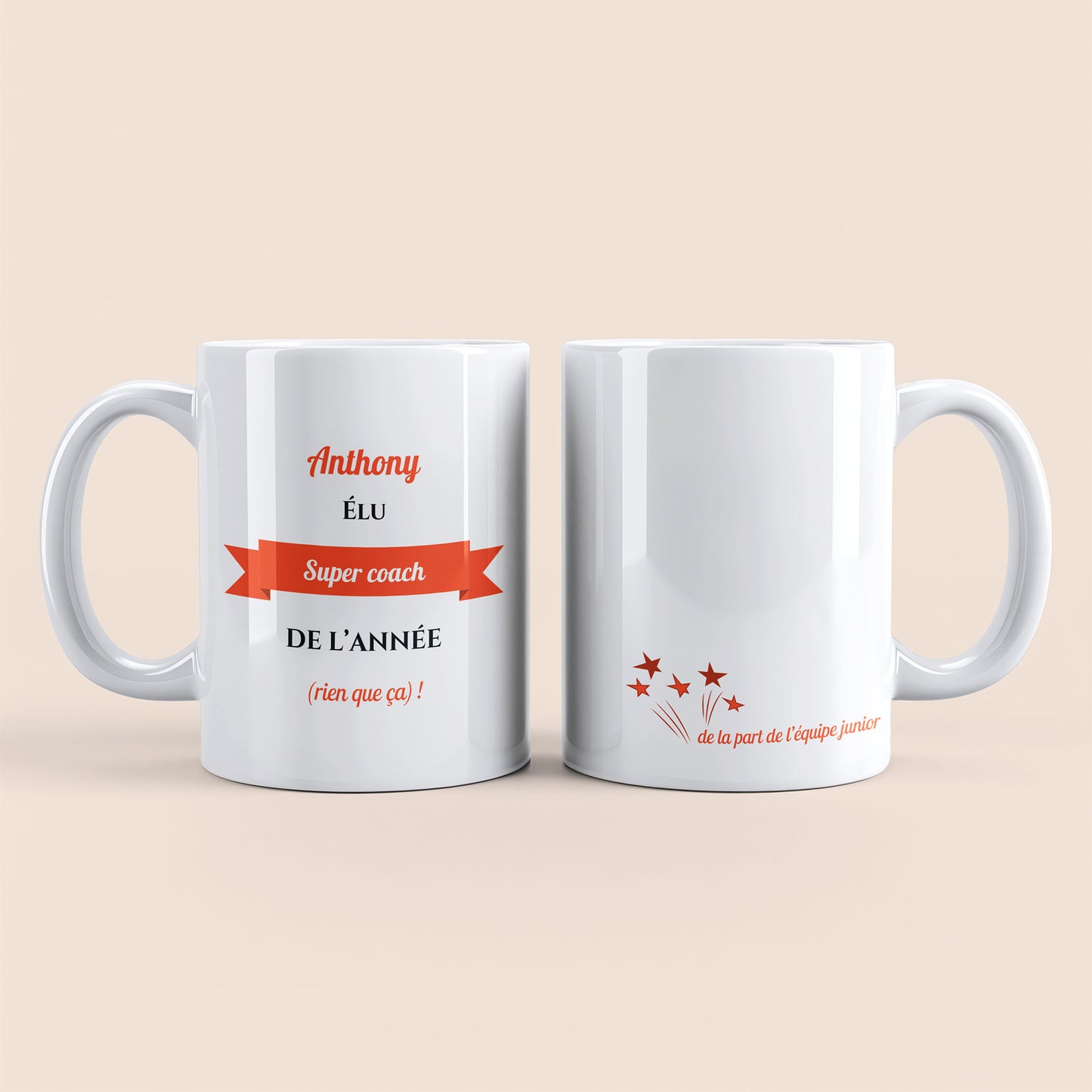 Mug blanc. Texte et banderole personnalisés avec nom orange à gauche. Etoiles plus texte personnalisé avec nom à droite.