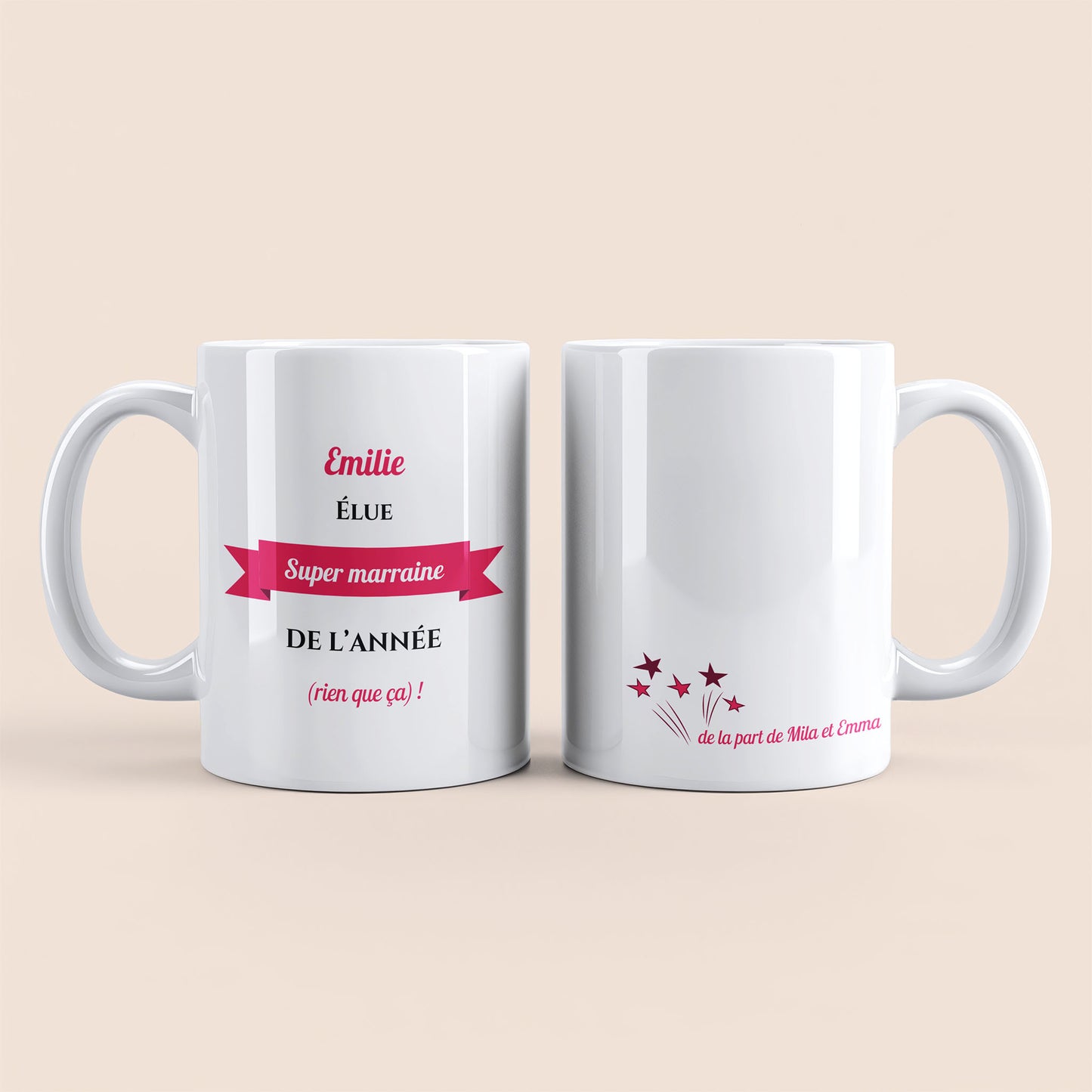 Mug blanc. Texte et banderole personnalisés avec nom rose à gauche. Etoiles plus texte personnalisé avec nom à droite.
