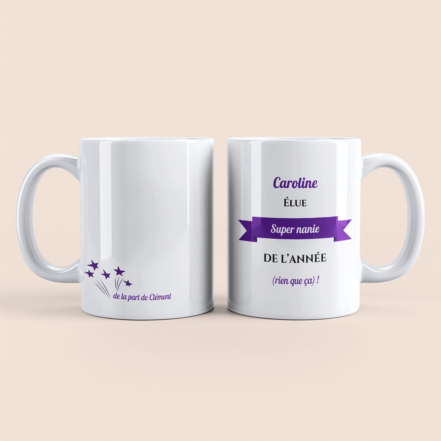 Mug blanc. Texte et banderole personnalisés avec nom violet à droite. Etoiles plus texte personnalisé avec nom à gauche.
