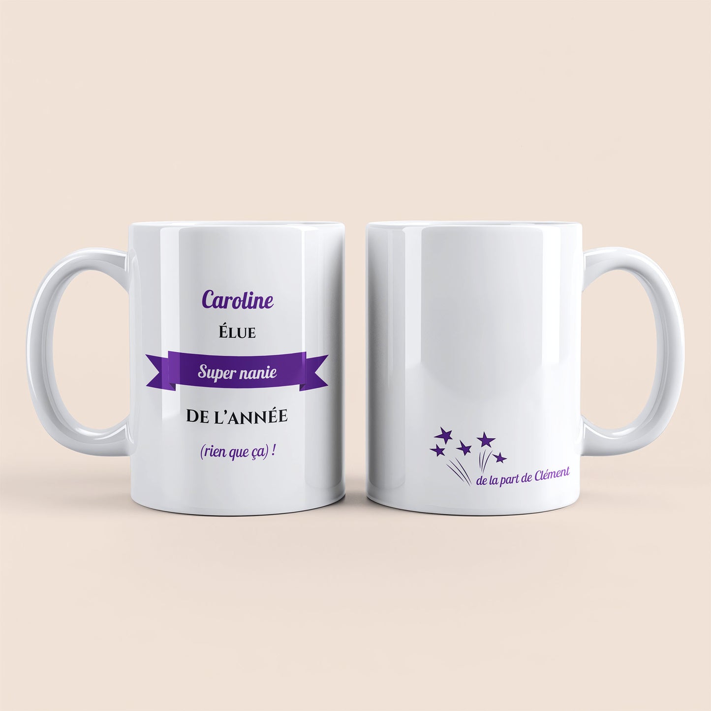 Mug blanc. Texte et banderole personnalisés avec nom violet à gauche. Etoiles plus texte personnalisé avec nom à droite.