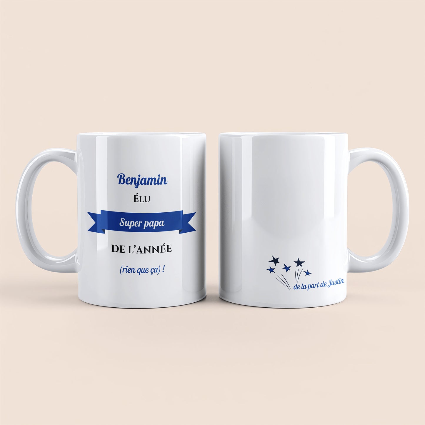 Mug blanc. Texte et banderole personnalisés avec nom bleu à gauche. Etoiles plus texte personnalisé avec nom à droite.