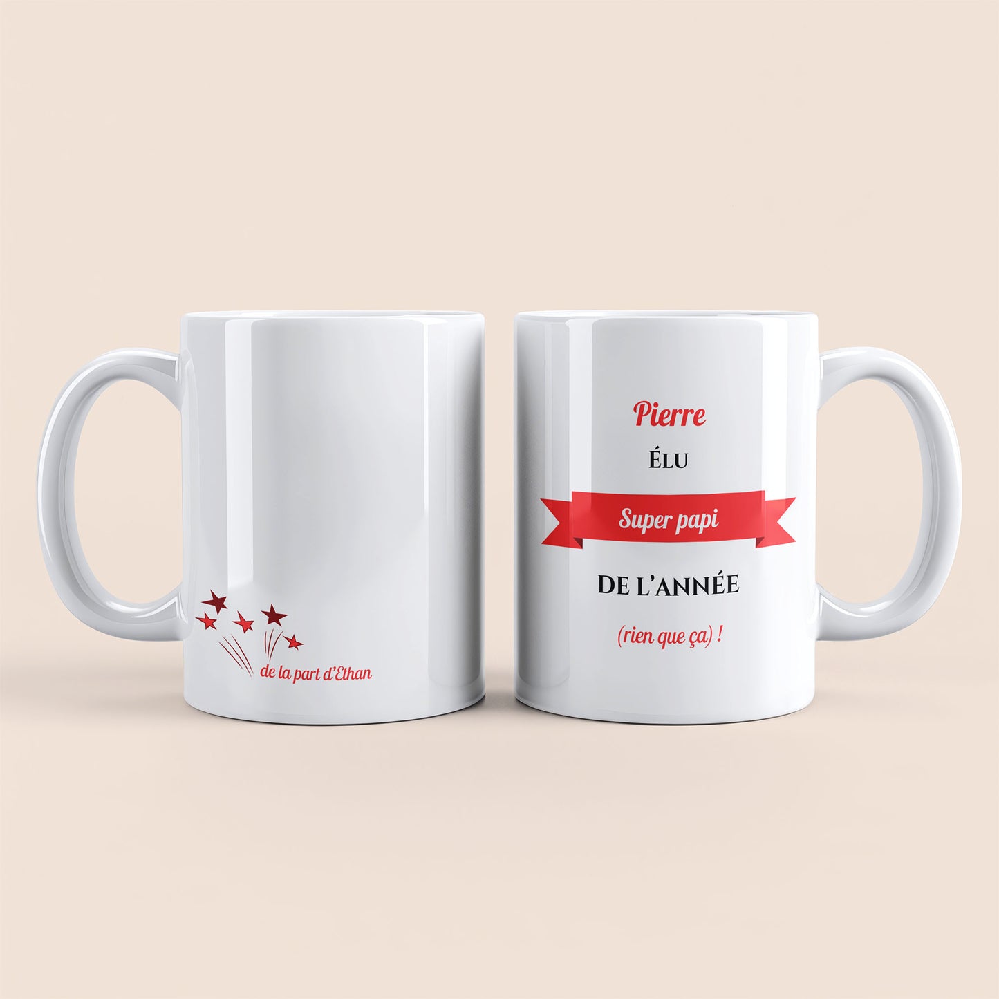 Mug blanc. Texte et banderole personnalisés avec nom rouge à droite. Etoiles plus texte personnalisé avec nom à gauche.