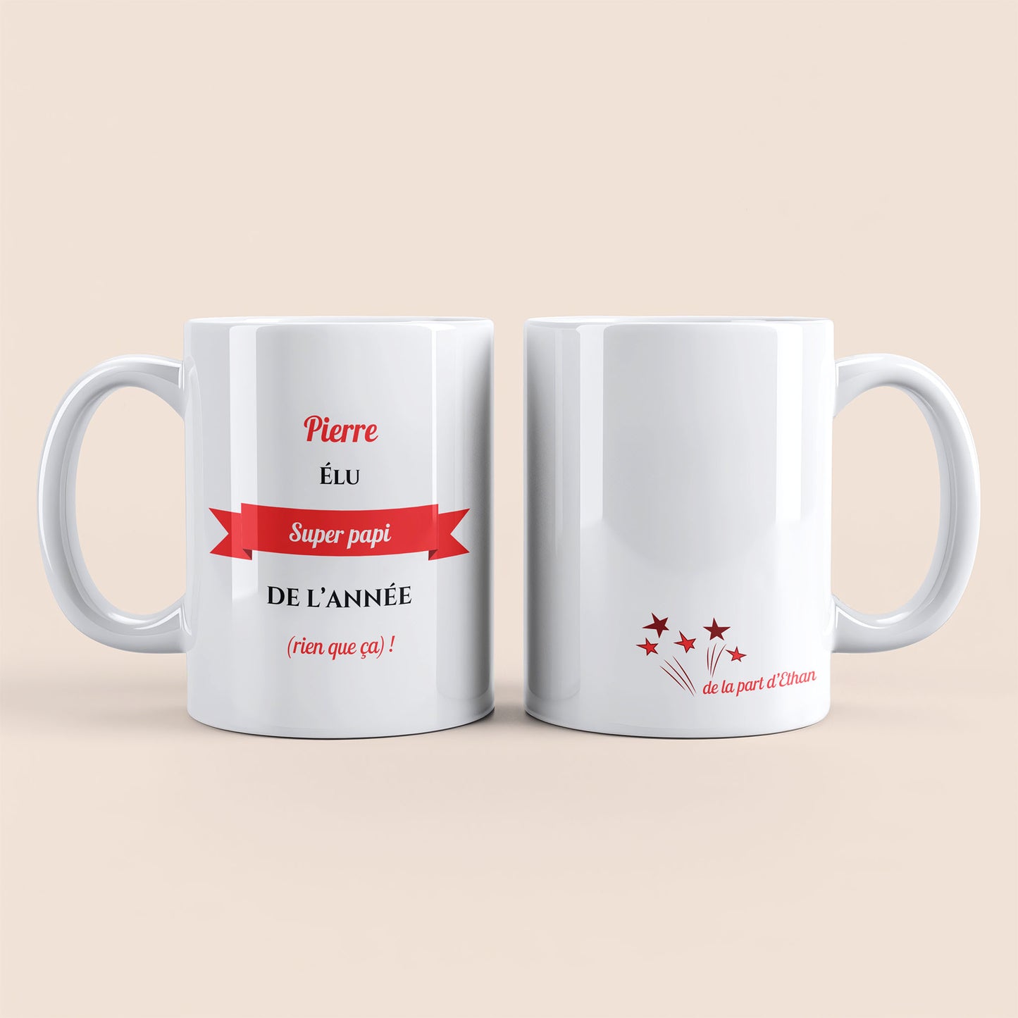 Mug blanc. Texte et banderole personnalisés avec nom rouge à gauche. Etoiles plus texte personnalisé avec nom à droite.