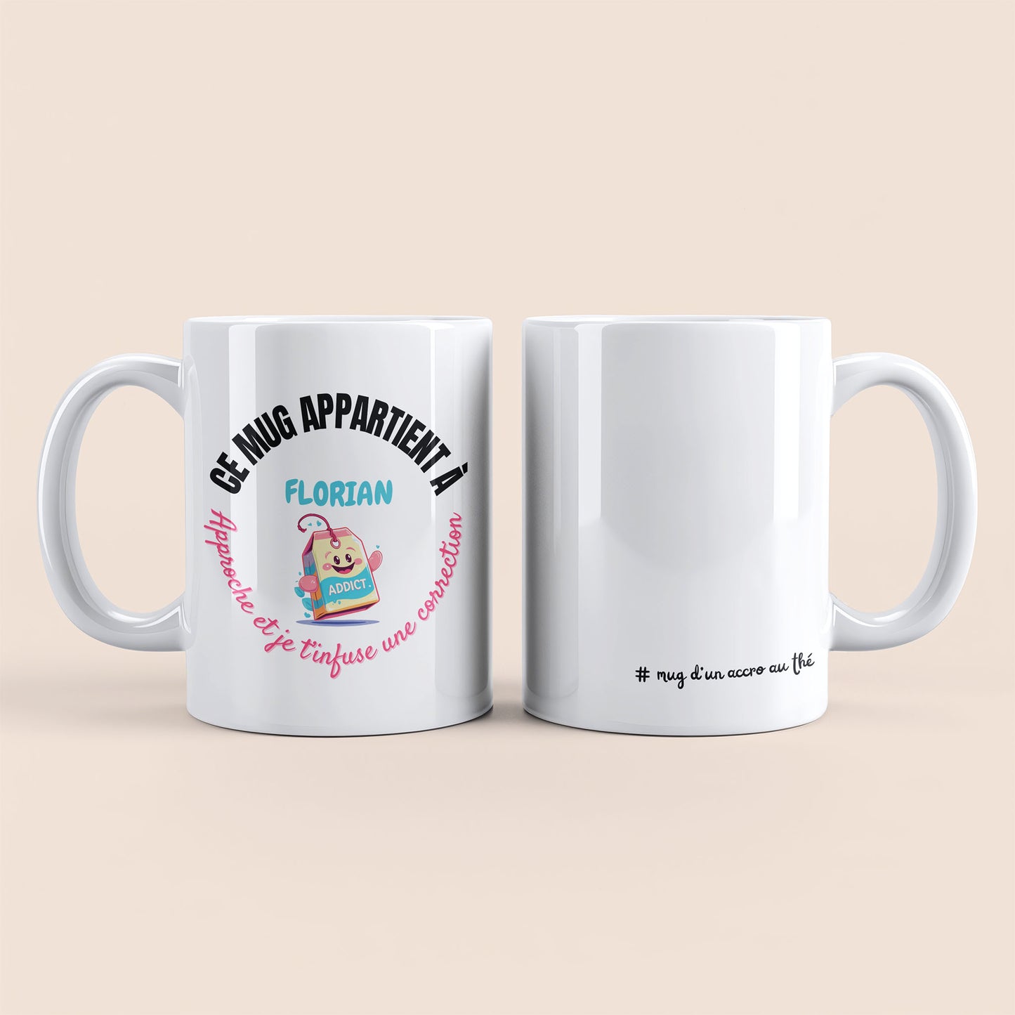 Mug blanc. Texte "#mug d'un accro au thé" en bas à droite. Texte arrondi "Ce mug appartient à prénom, approche et je te t'infuse une correction" personnalisé et un sachet de thé souriant à gauche.