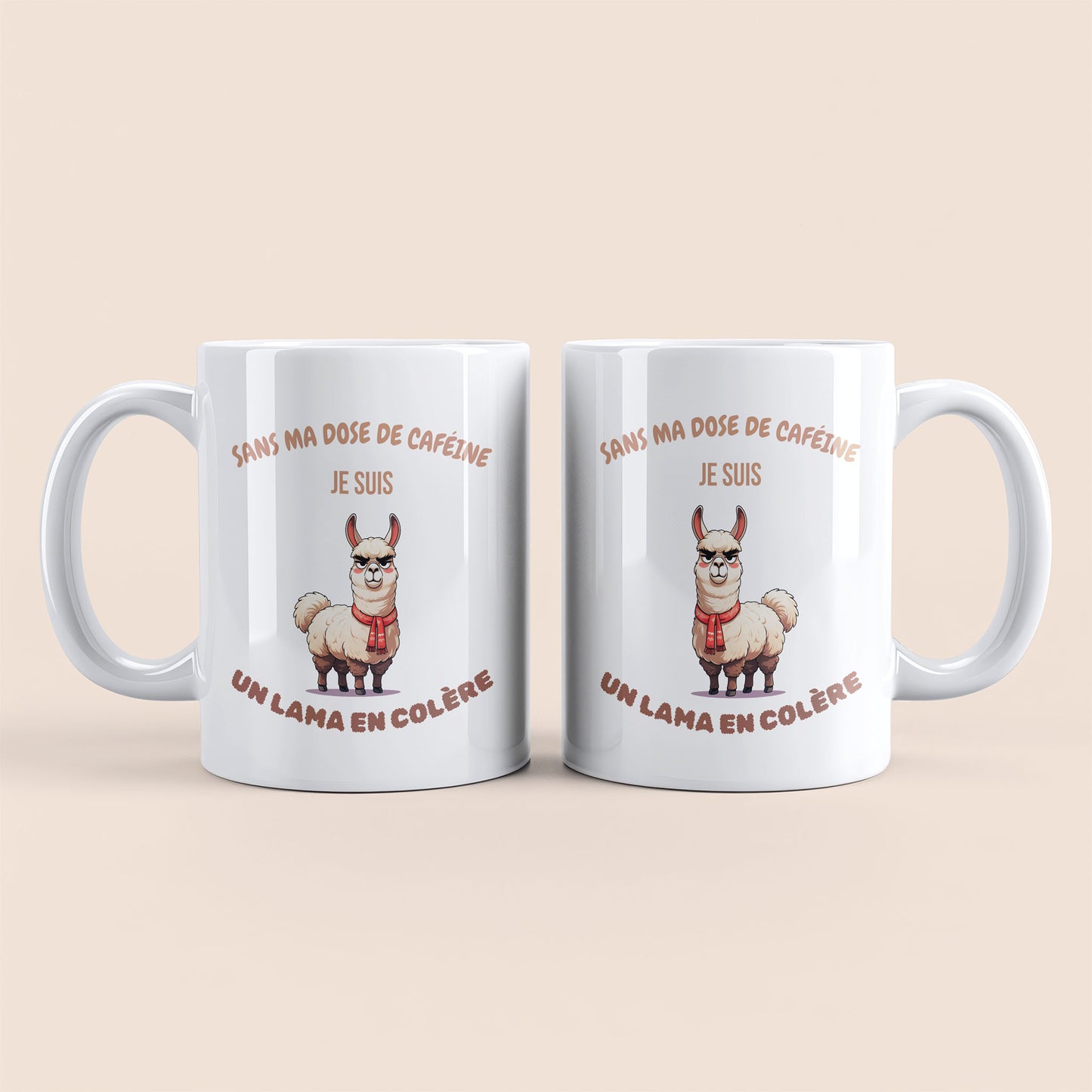 Mug blanc. Texte "Sans ma dose de caféine je suis un lama en colère" et un lama énervé avec une écharpe rouge.