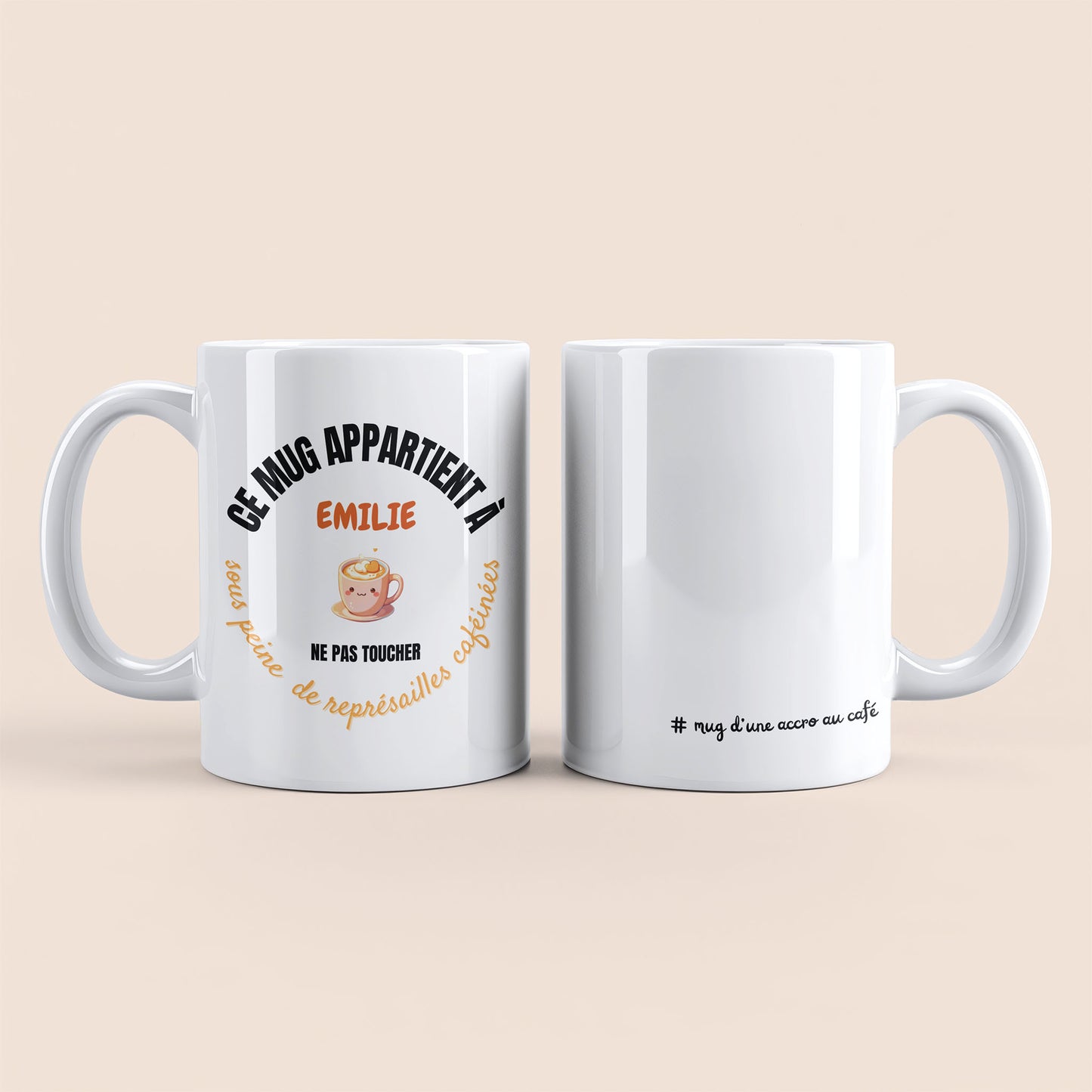 Mug blanc. Texte "#mug d'une accro au café" en bas à droite. Texte arrondi "Ce mug appartient à prénom, ne pas toucher sous peine de représailles caféinées" personnalisé et une tasse de café à gauche.