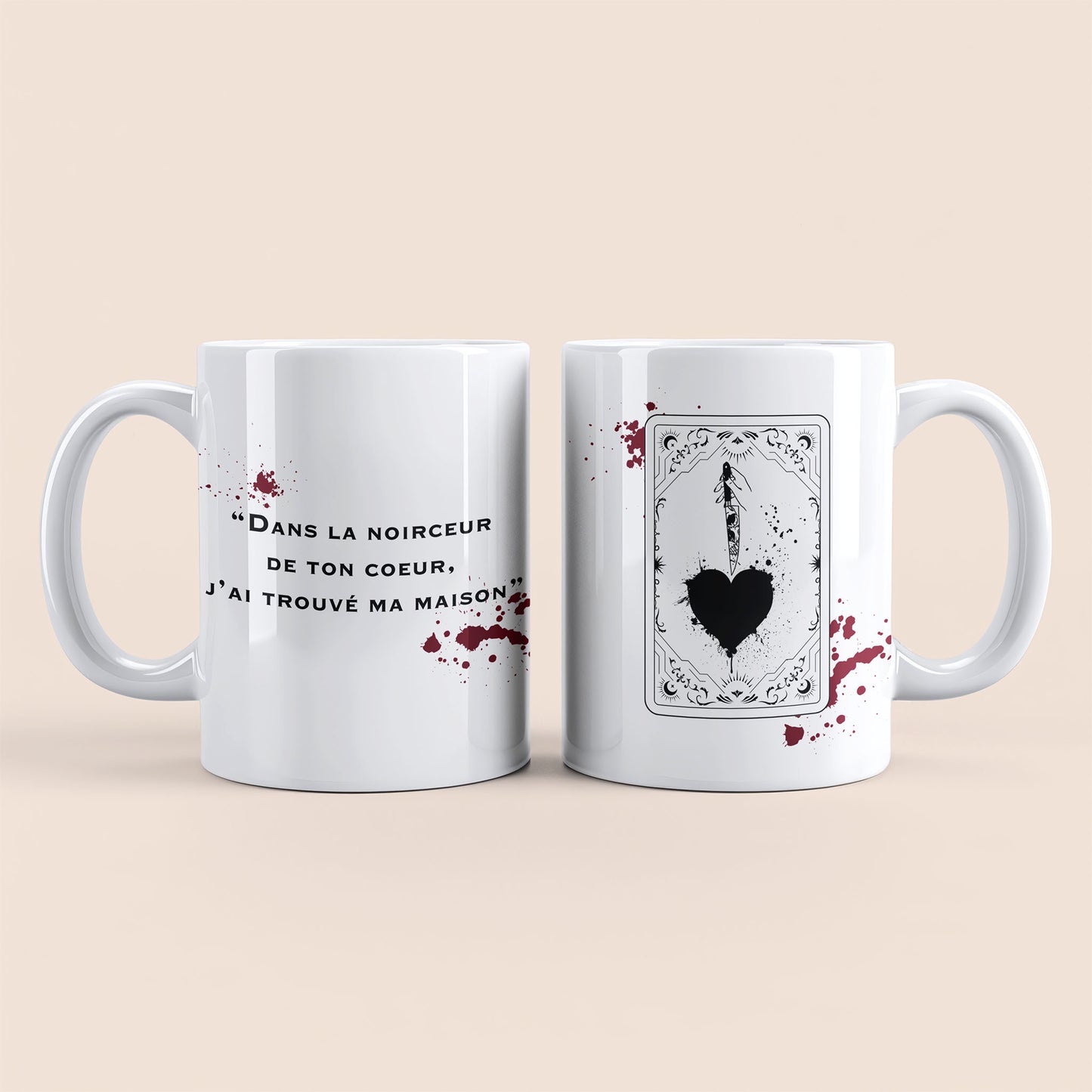 Mug blanc. Texte "Dans la noirceur de ton cœur, j'ai trouvé ma maison" avec du sang à gauche. Carte de jeux illustrant un cœur et un couteau noir plus du sang à droite.