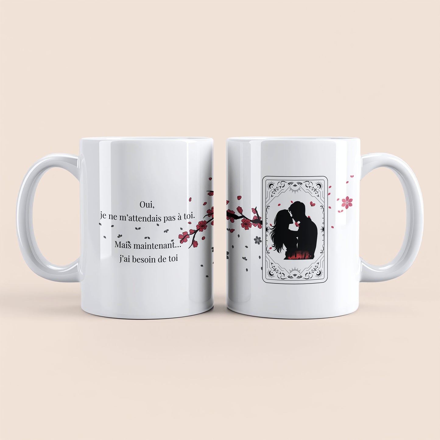 Mug blanc avec des fleurs de cerisier. Texte "Oui, je ne m'attendais pas à toi. Mais maintenant... j'ai besoin de toi" à gauche. Carte de jeux illustrant un couple amoureux à droite.