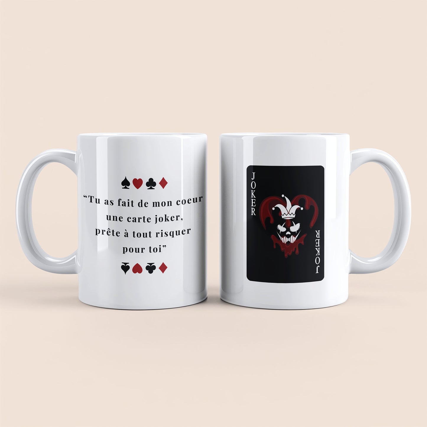 Mug blanc. Symbole carte de jeux et texte "Tu as fait de mon cœur une carte joker, prête à tout risquer pour toi" à gauche. Carte de jeux joker illustrant un clown inquiétant dans un cœur en sang à droite.