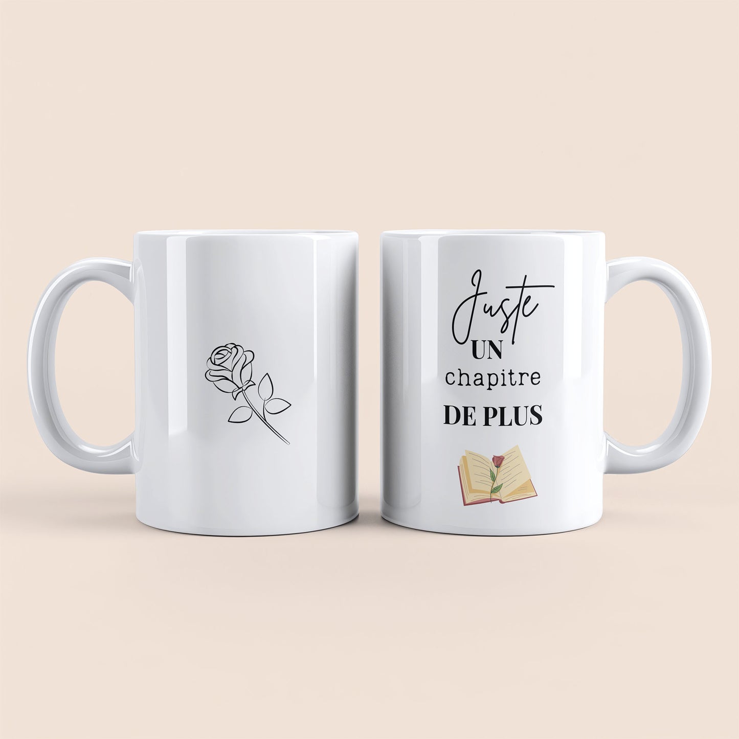 Mug blanc. Rose noir au centre à gauche. Livre ouvert plus une rose dessus et texte "Juste un chapitre de plus" à droite.