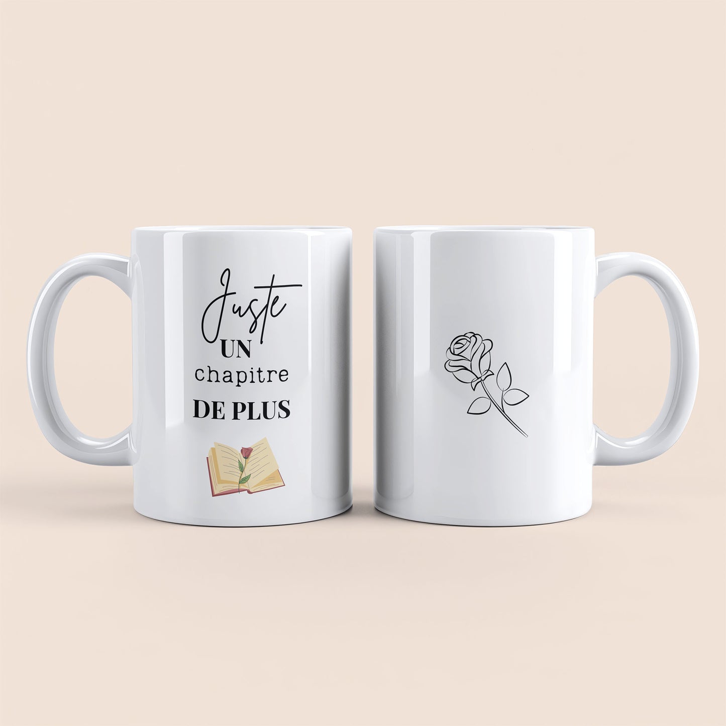 Mug blanc. Rose noir au centre à droite. Livre ouvert plus une rose dessus et texte "Juste un chapitre de plus" à gauche.