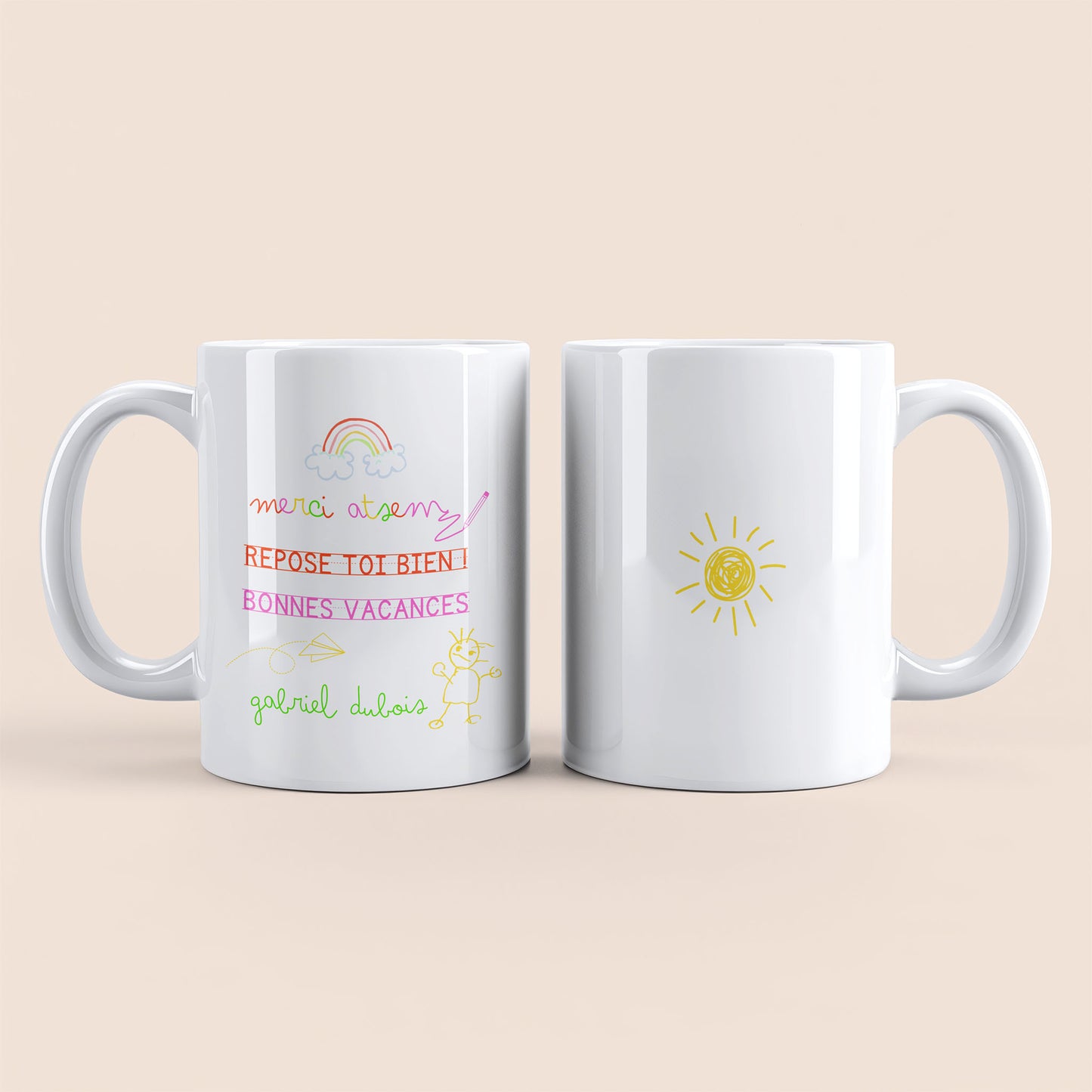 Mug personnalisé ATSEM garçon avec cœur jaune, prénom et message vacances, anse à gauche, cadeau personnalisé école maternelle