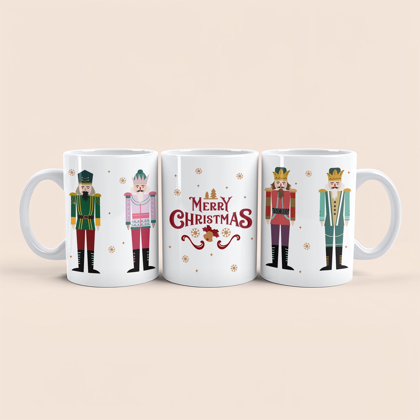 Trois vues d’un mug de Noël décoré de casse-noisettes et de l’inscription Merry Christmas