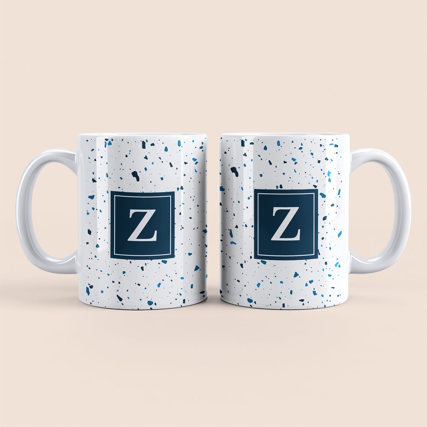 Mug blanc lettre personnalisé. Moucheté et avec un carré bleu au centre.