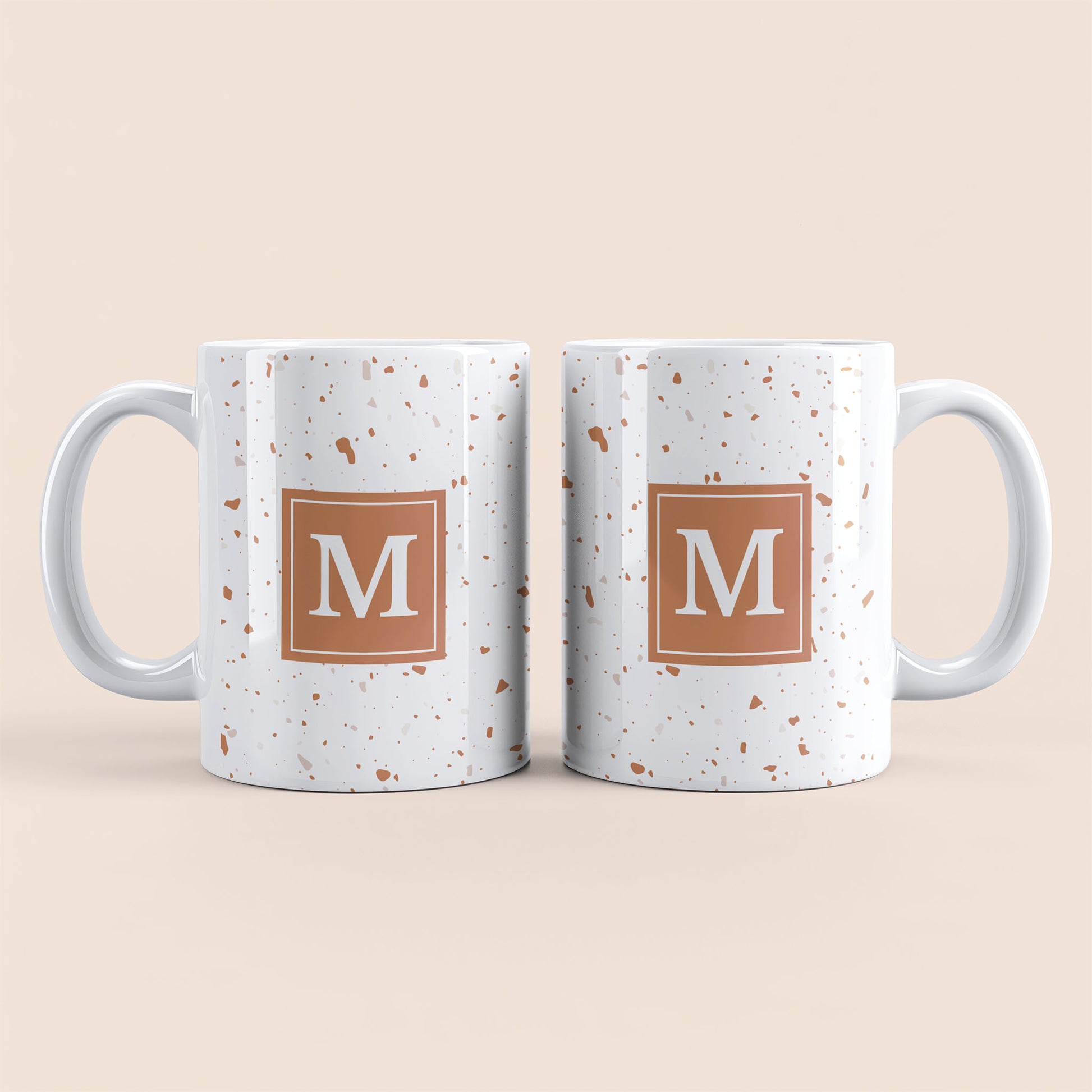 Mug blanc lettre personnalisé. Moucheté et avec un carré marron clair au centre.