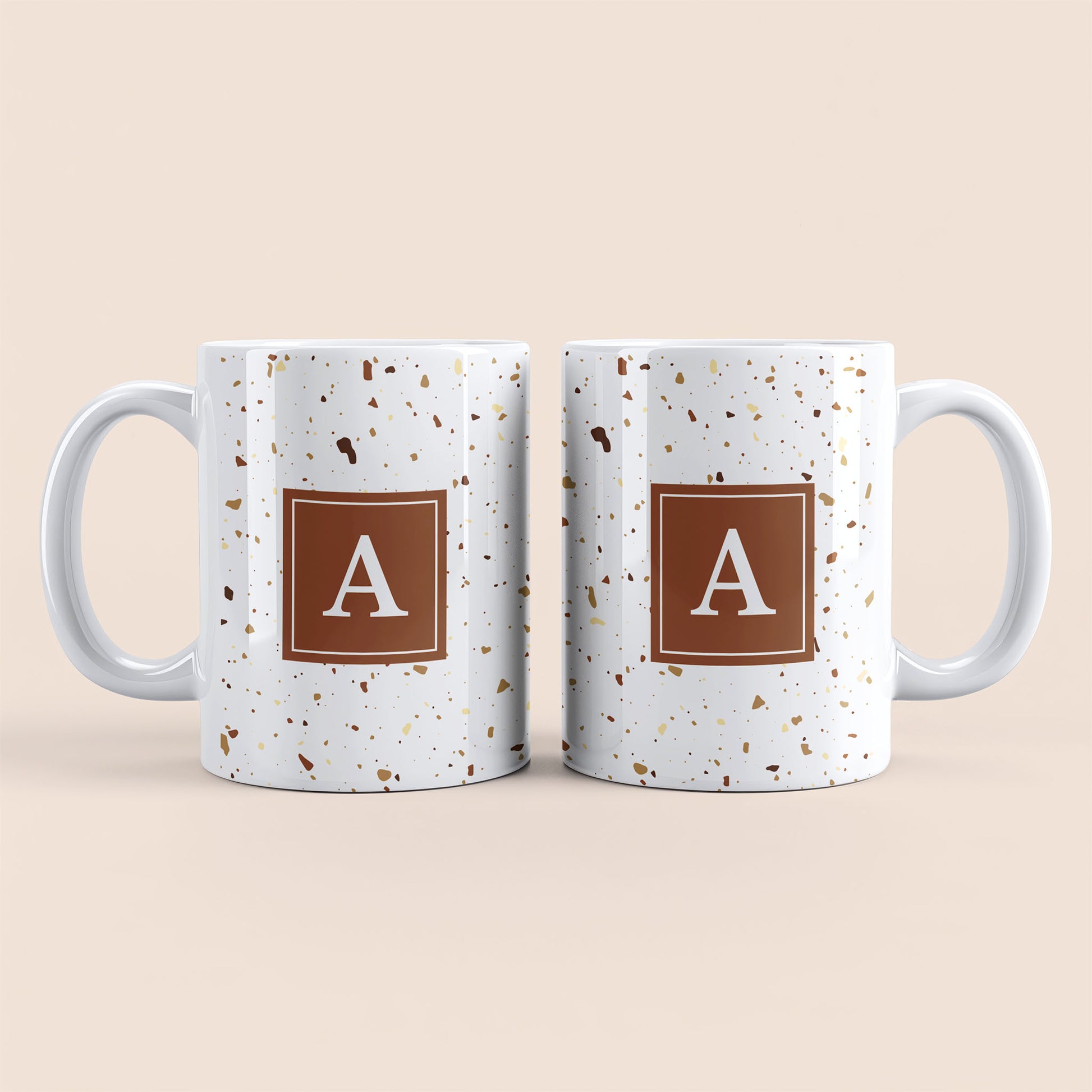 Mug blanc lettre personnalisé. Moucheté et avec un carré marron au centre.