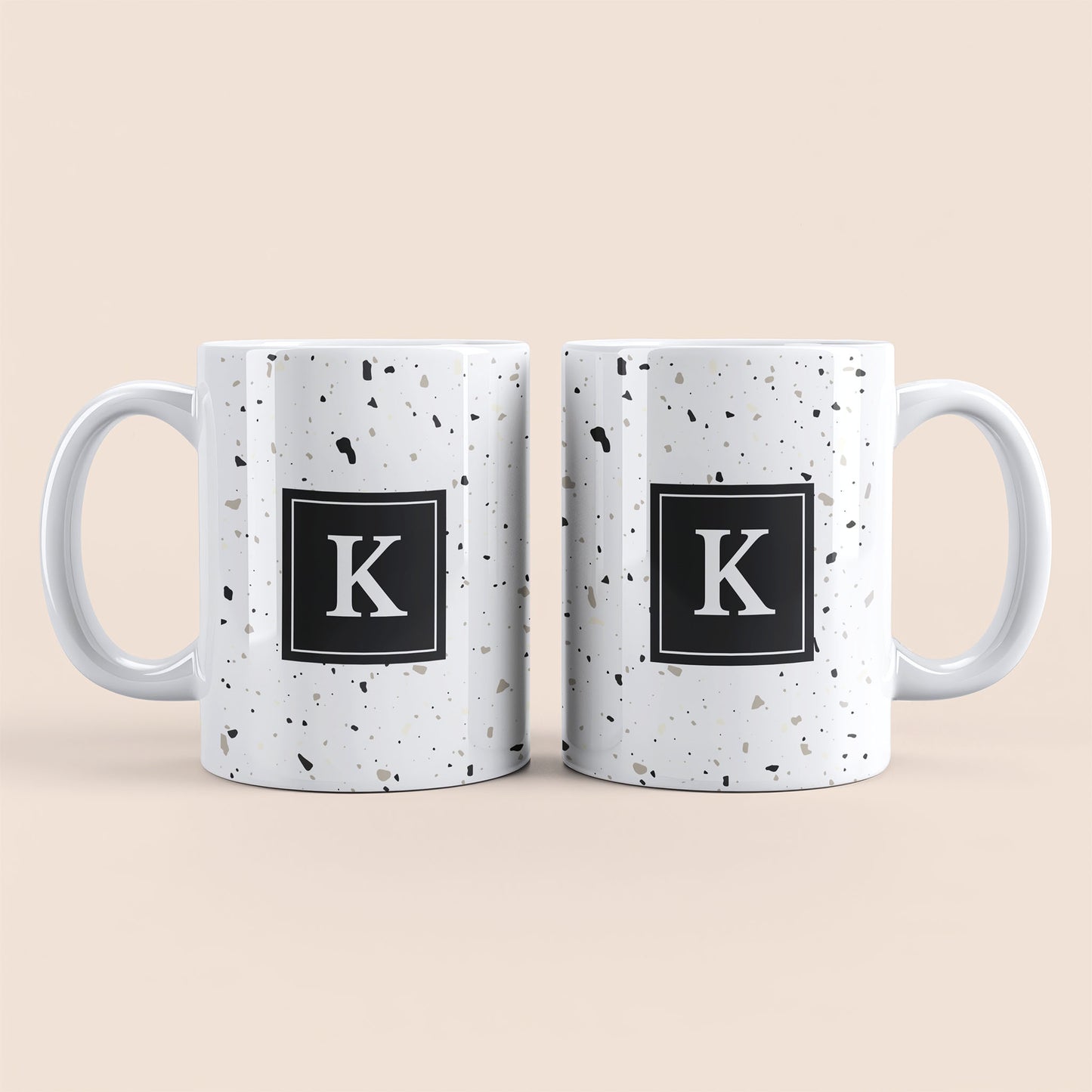 Mug blanc lettre personnalisé. Moucheté et avec un carré noir au centre.