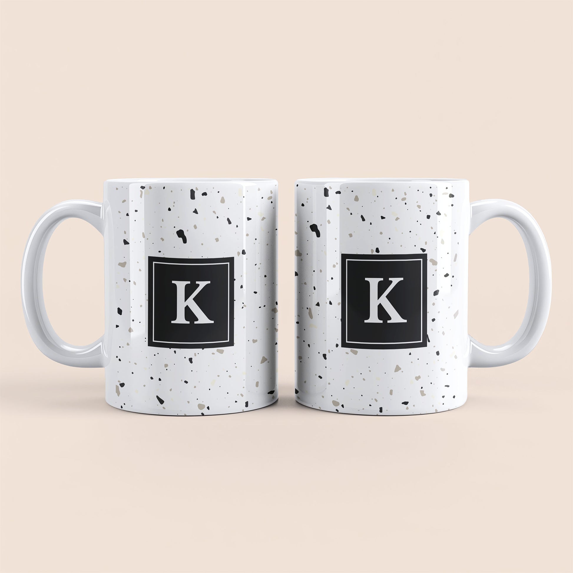 Mug blanc lettre personnalisé. Moucheté et avec un carré noir au centre.