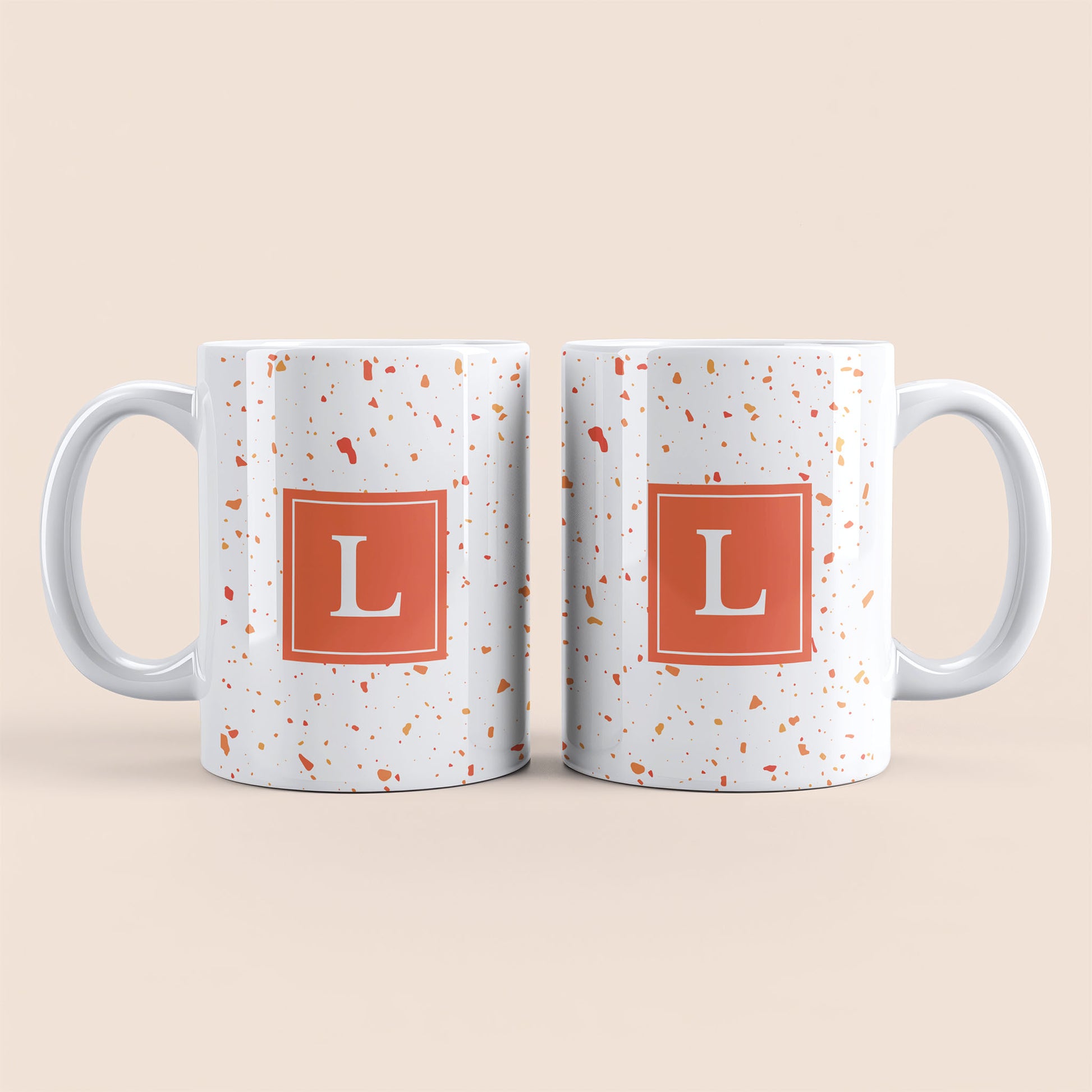 Mug blanc lettre personnalisé. Moucheté et avec un carré orange au centre.
