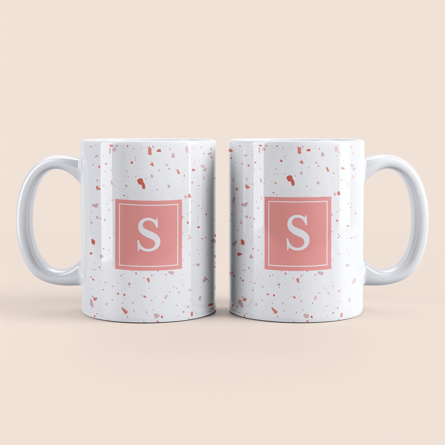 Mug blanc lettre personnalisé. Moucheté et avec un carré rose au centre.