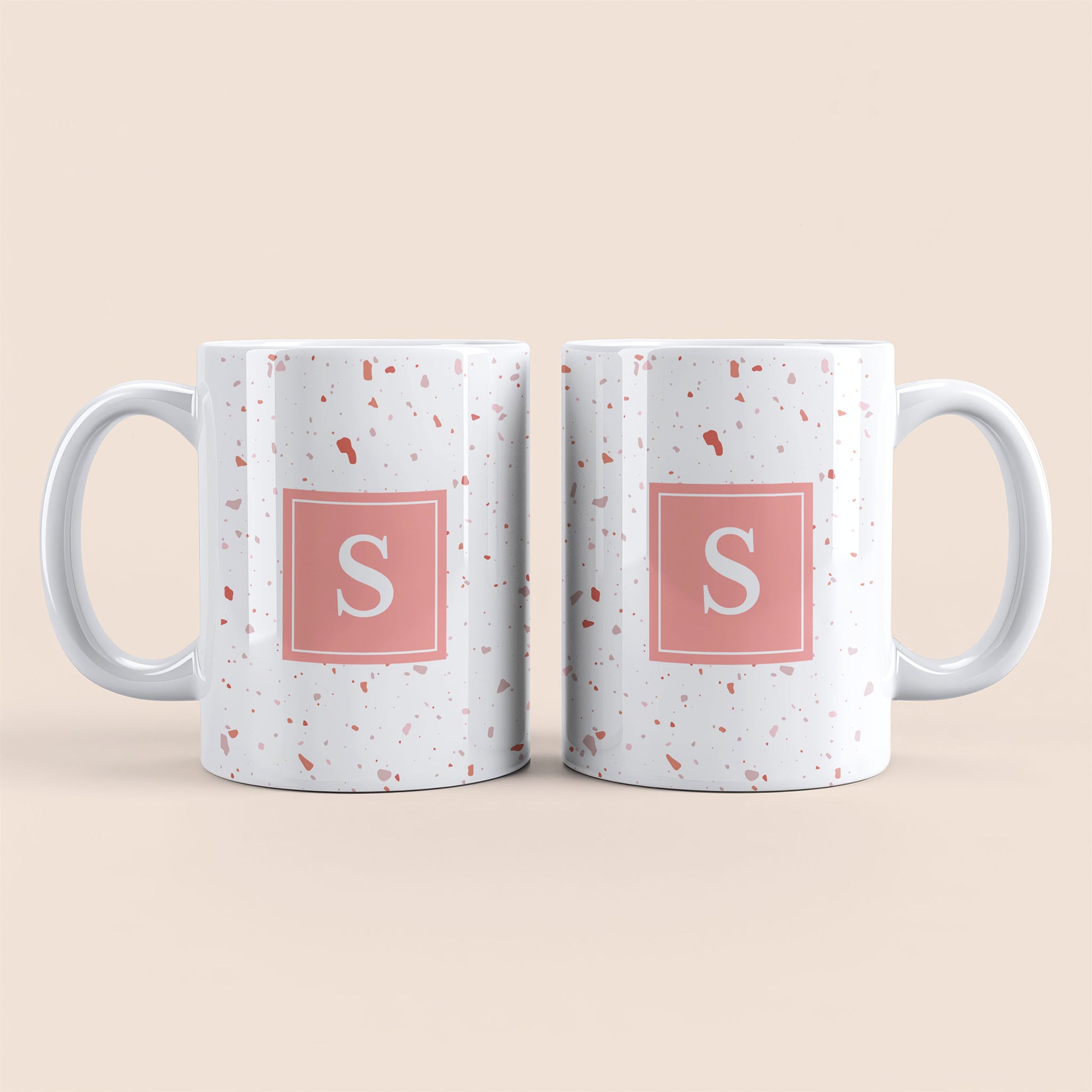 Mug blanc lettre personnalisé. Moucheté et avec un carré rose au centre.