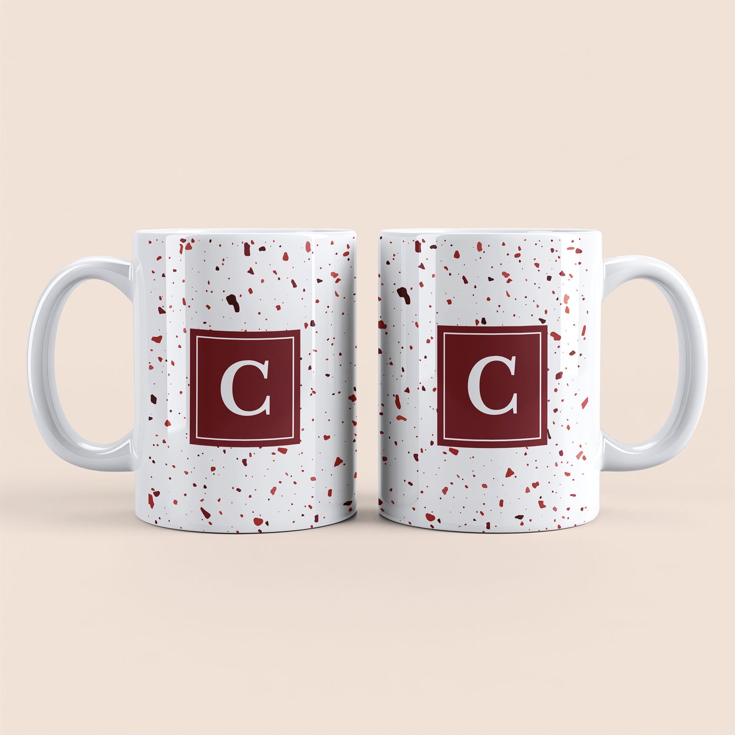 Mug blanc lettre personnalisé. Moucheté et avec un carré rouge au centre.