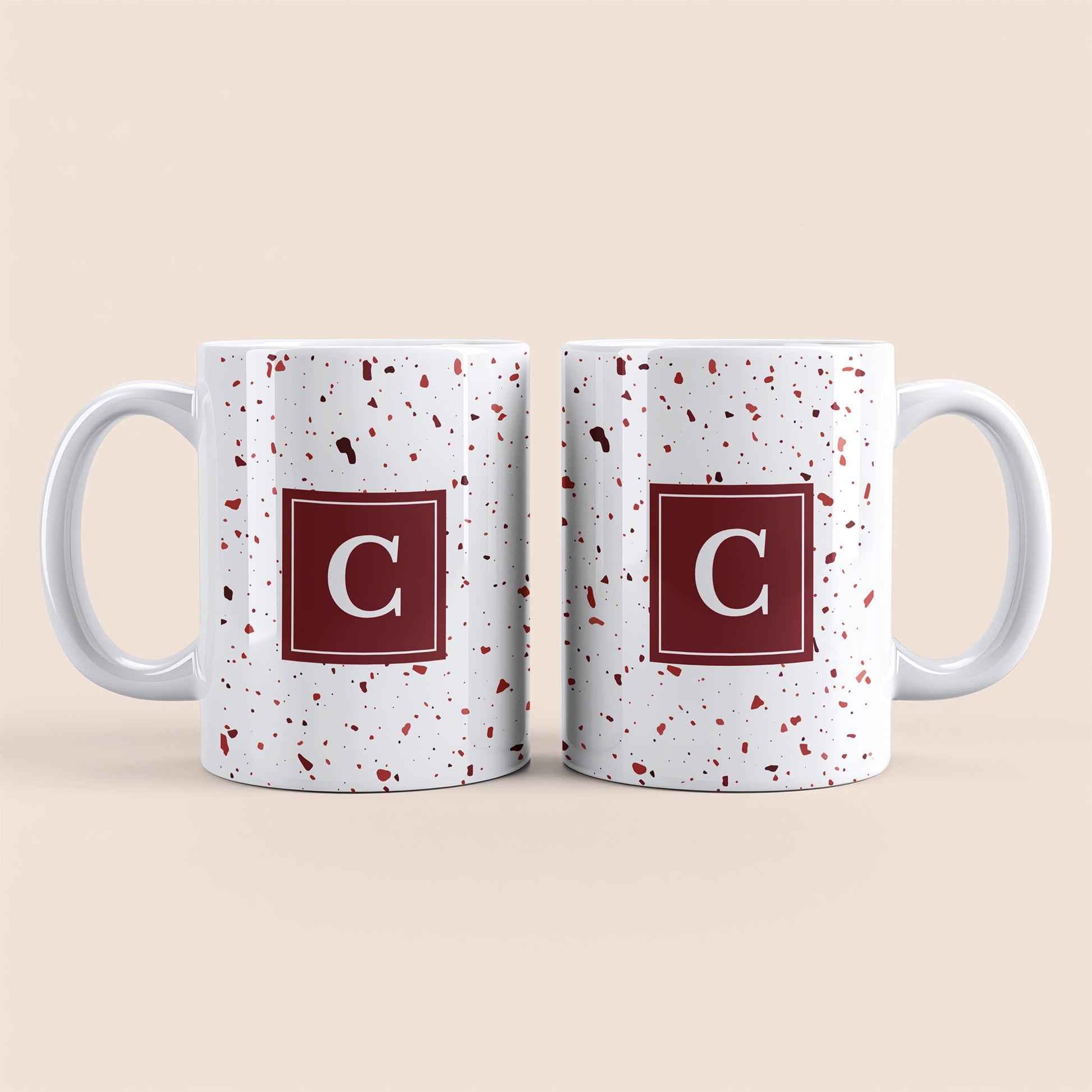 Mug blanc lettre personnalisé. Moucheté et avec un carré rouge au centre.
