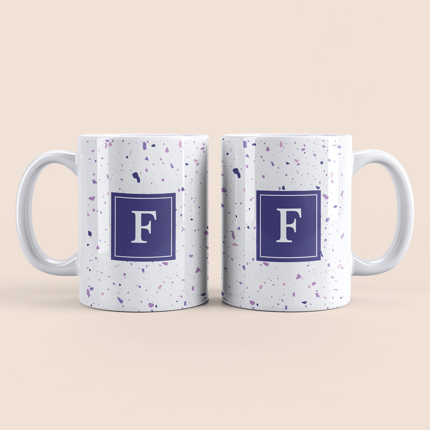 Mug blanc lettre personnalisé. Moucheté et avec un carré violet au centre.