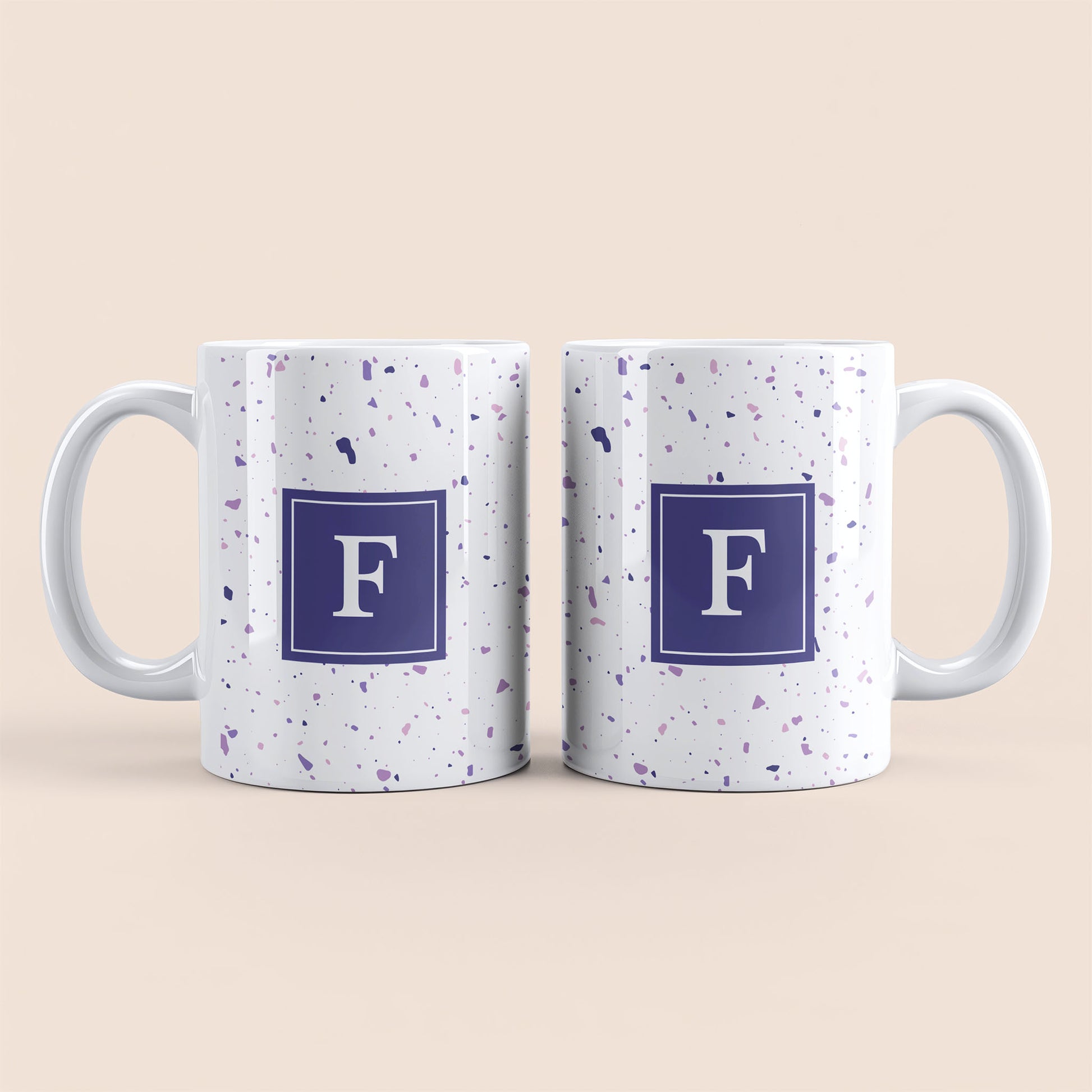 Mug blanc lettre personnalisé. Moucheté et avec un carré violet au centre.
