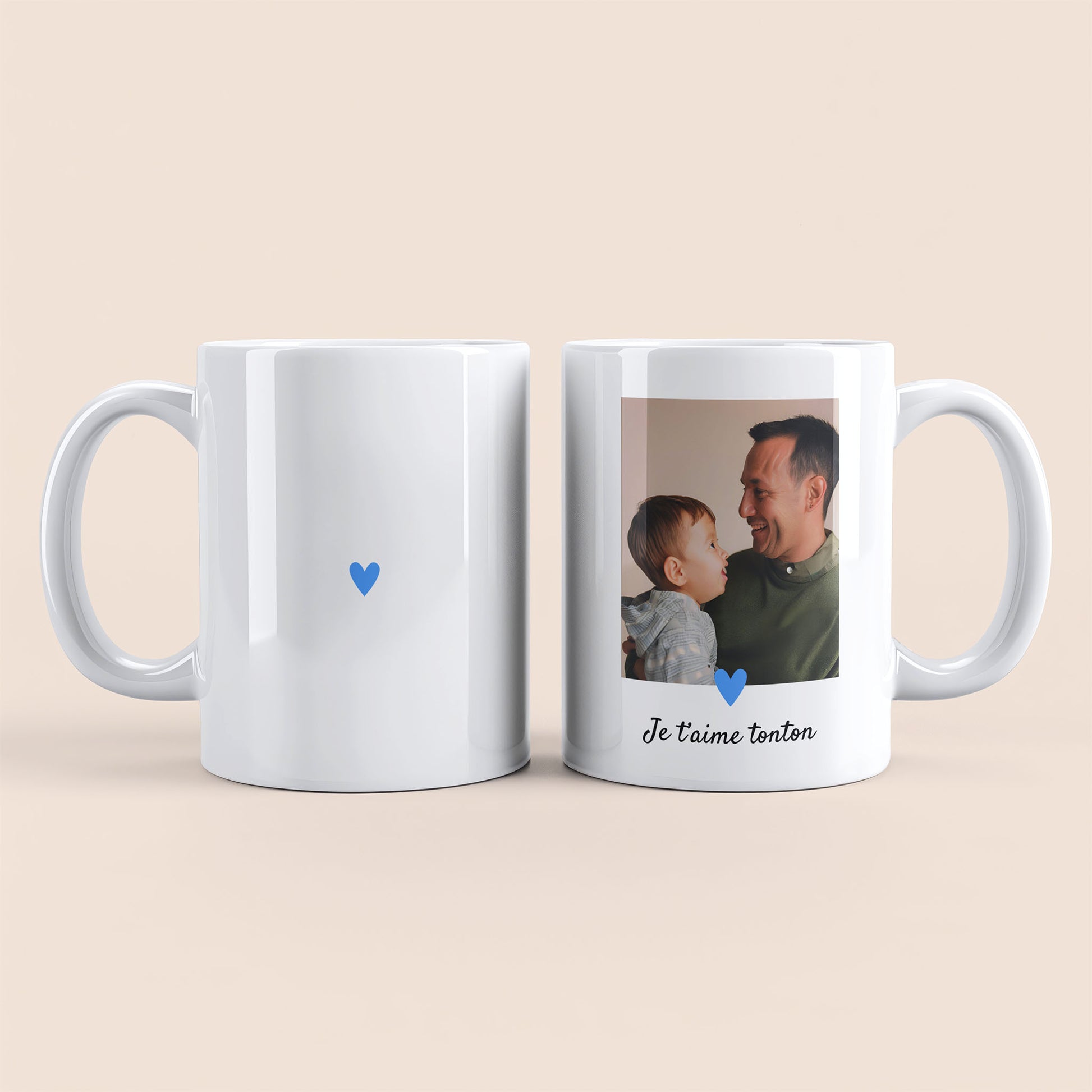 Mug blanc. Photo et texte personnalisable plus cœur bleu à droite. Cœur bleu au centre à gauche.