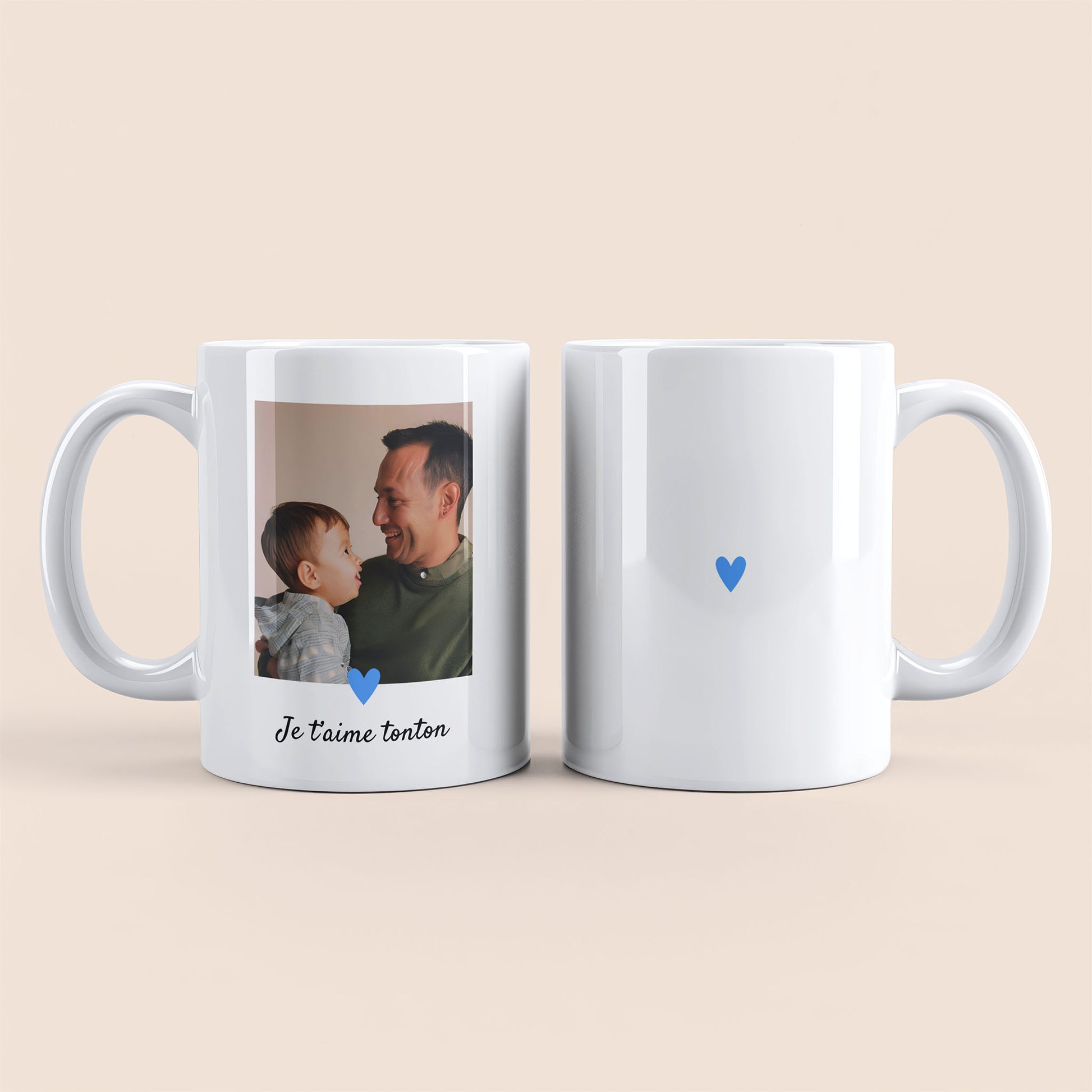 Mug blanc. Photo et texte personnalisable plus cœur bleu à gauche. Cœur bleu au centre à droite.