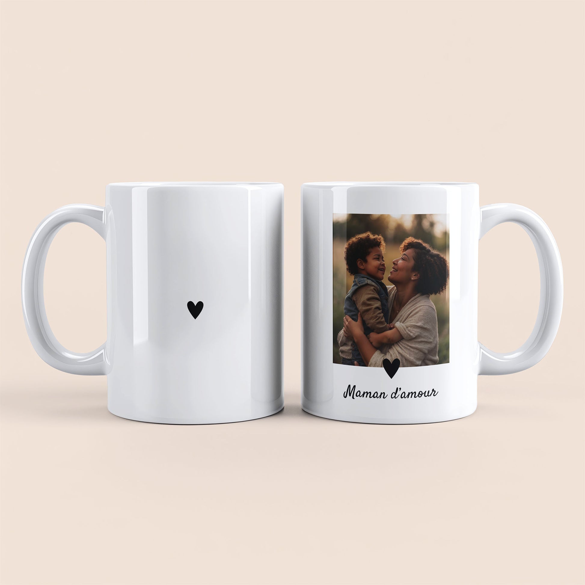 Mug blanc. Photo et texte personnalisable plus cœur noir à droite. Cœur noir au centre à gauche.