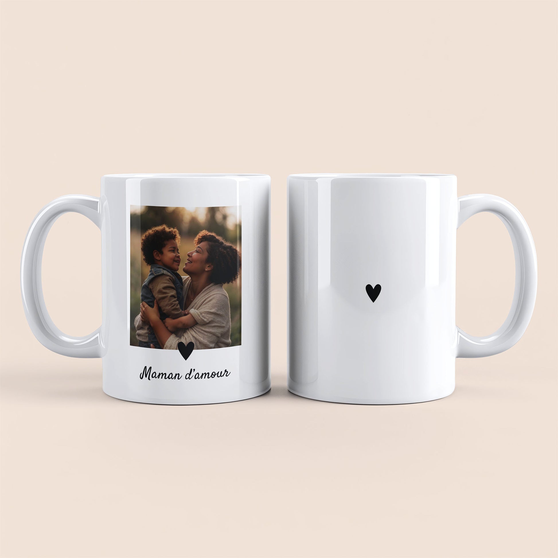 Mug blanc. Photo et texte personnalisable plus cœur noir à gauche. Cœur noir au centre à droite.