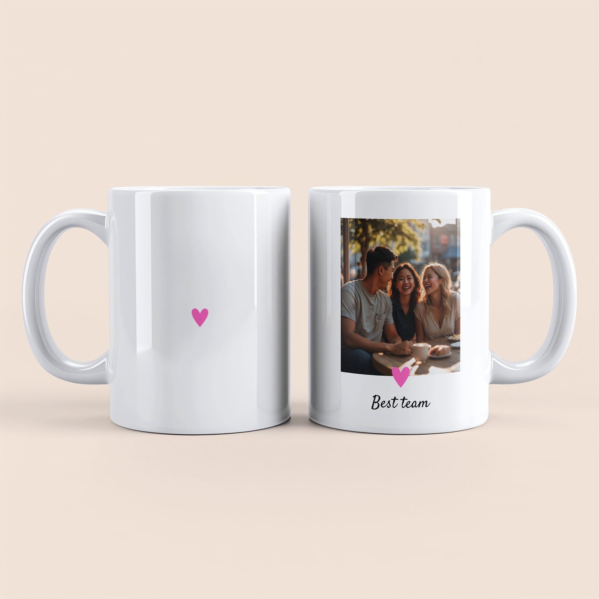 Mug blanc. Photo et texte personnalisable plus cœur rose à droite. Cœur rose au centre à gauche.