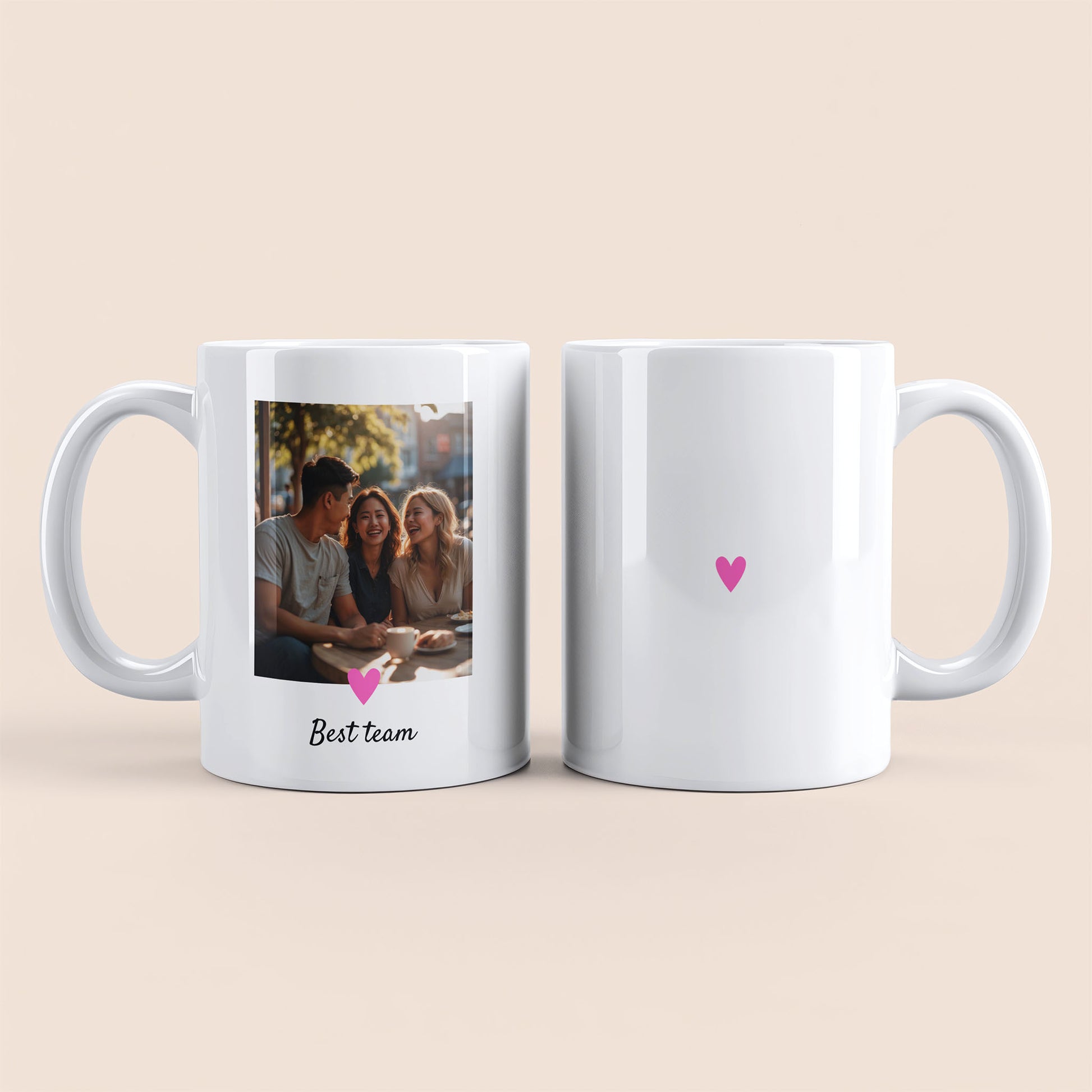 Mug blanc. Photo et texte personnalisable plus cœur rose à gauche. Cœur rose au centre à droite.