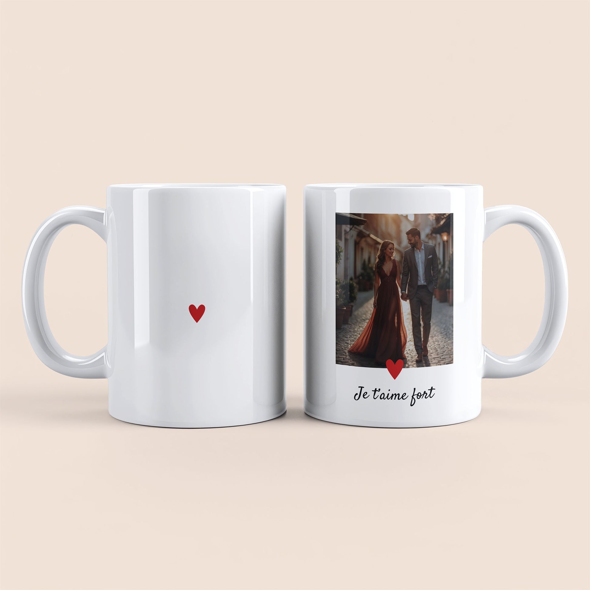 Mug blanc. Photo et texte personnalisable plus cœur rouge à droite. Cœur rouge au centre à gauche.